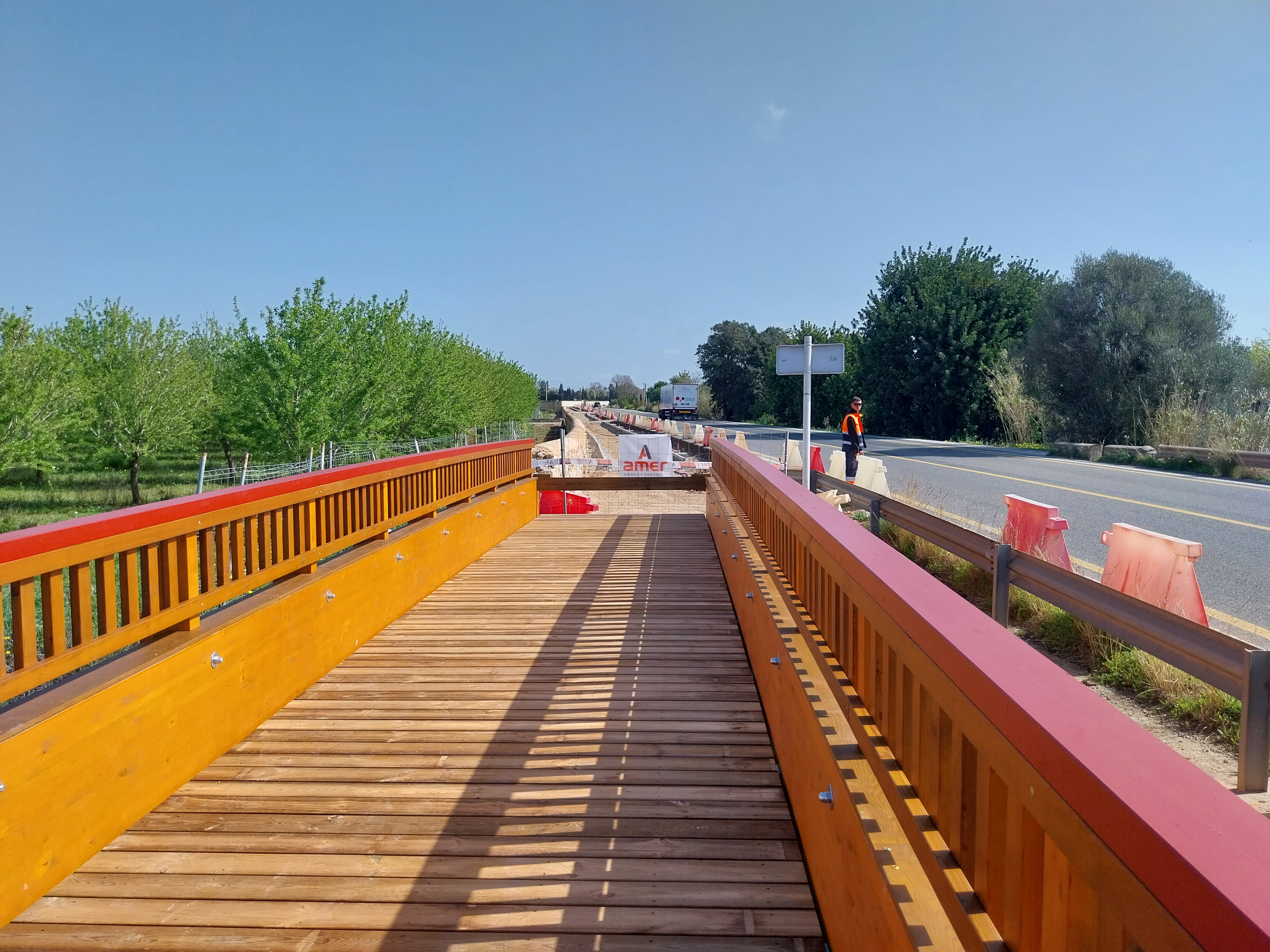 Inauguración de la pasarela de madera sobre el torrente de Aumadrà.