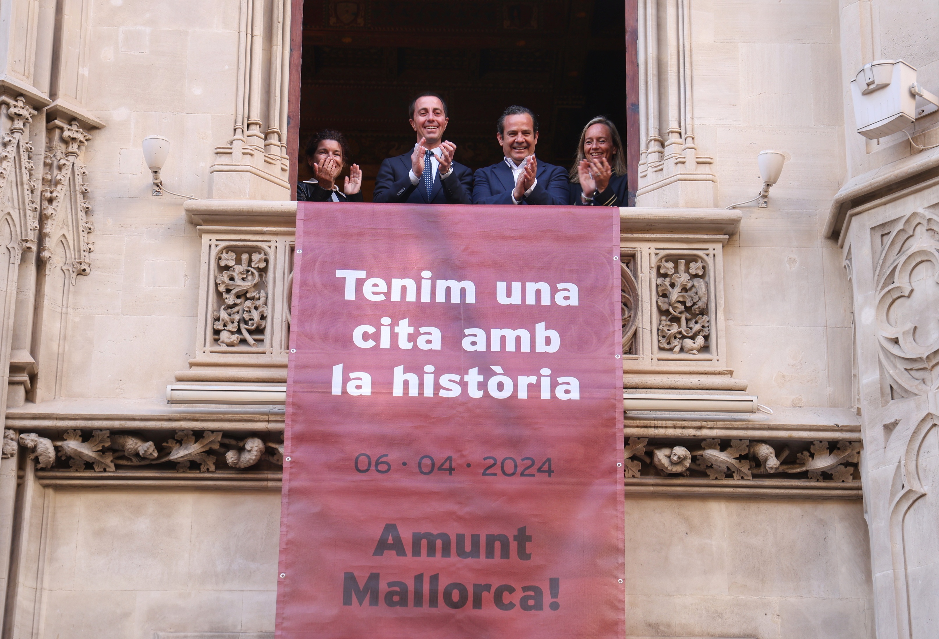 El Consell cuelga dos banderas en la fachada del Palau del Consell como muestra de apoyo al R.C.D. Mallorca.