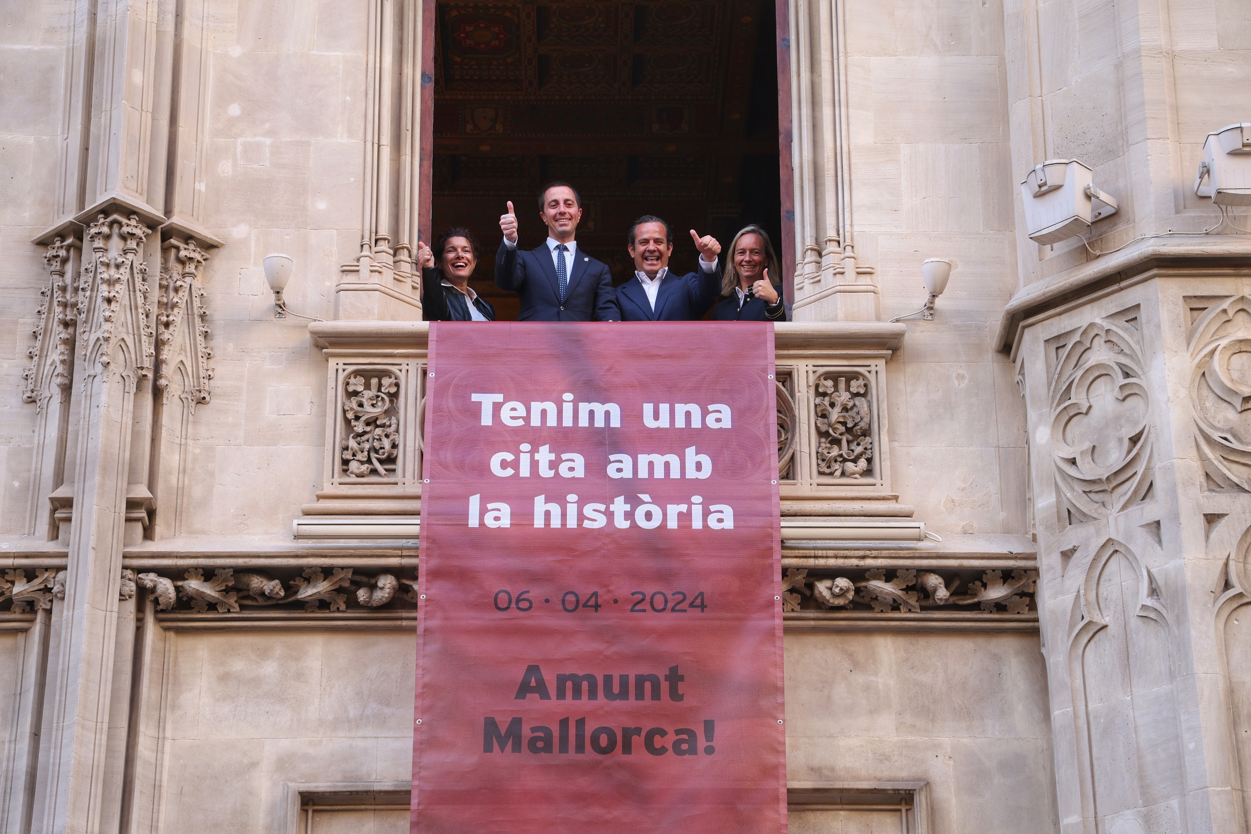 El Consell cuelga dos banderas en la fachada del Palau del Consell como muestra de apoyo al R.C.D. Mallorca.