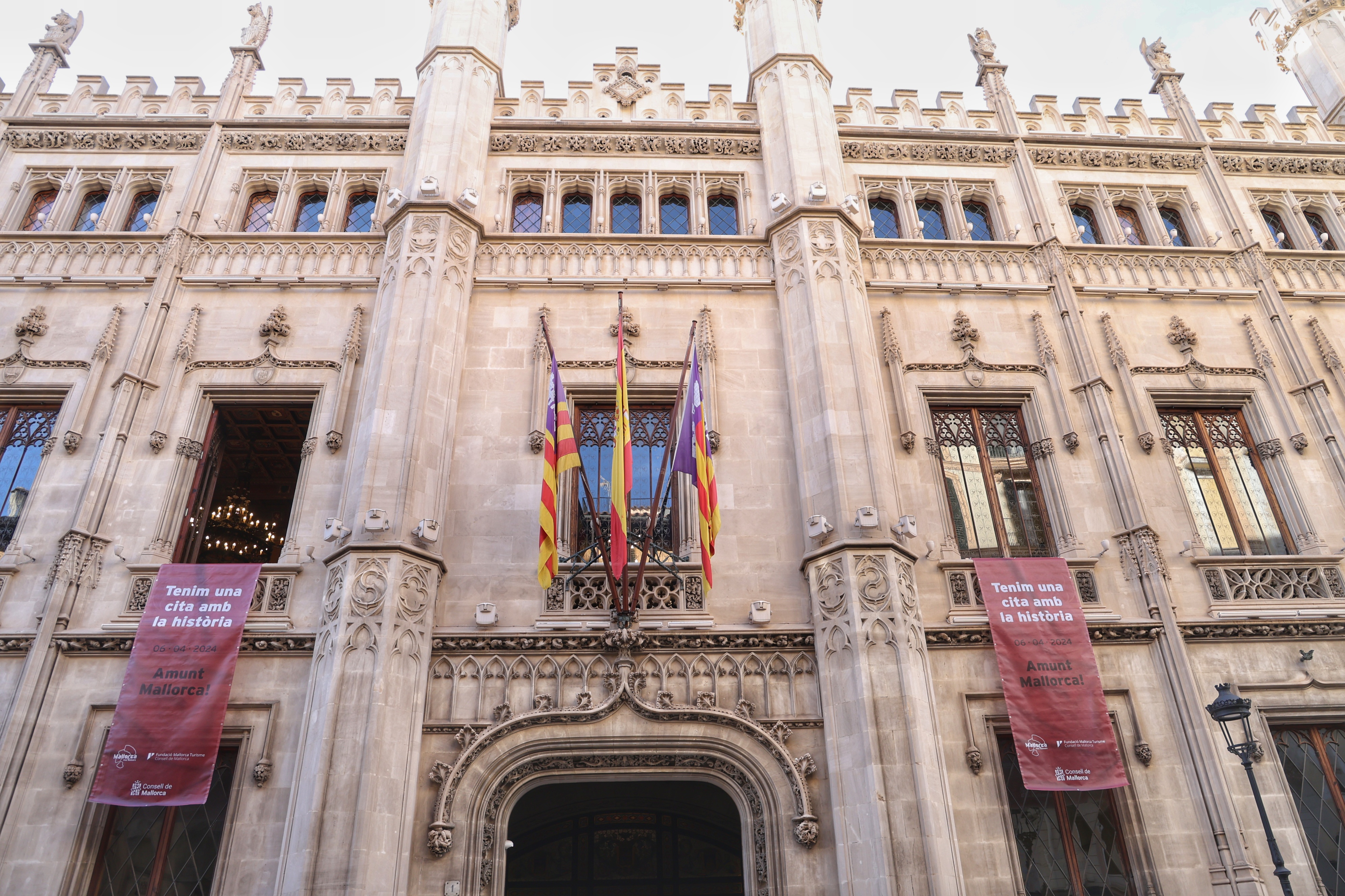 El Consell cuelga dos banderas en la fachada del Palau del Consell como muestra de apoyo al R.C.D. Mallorca.