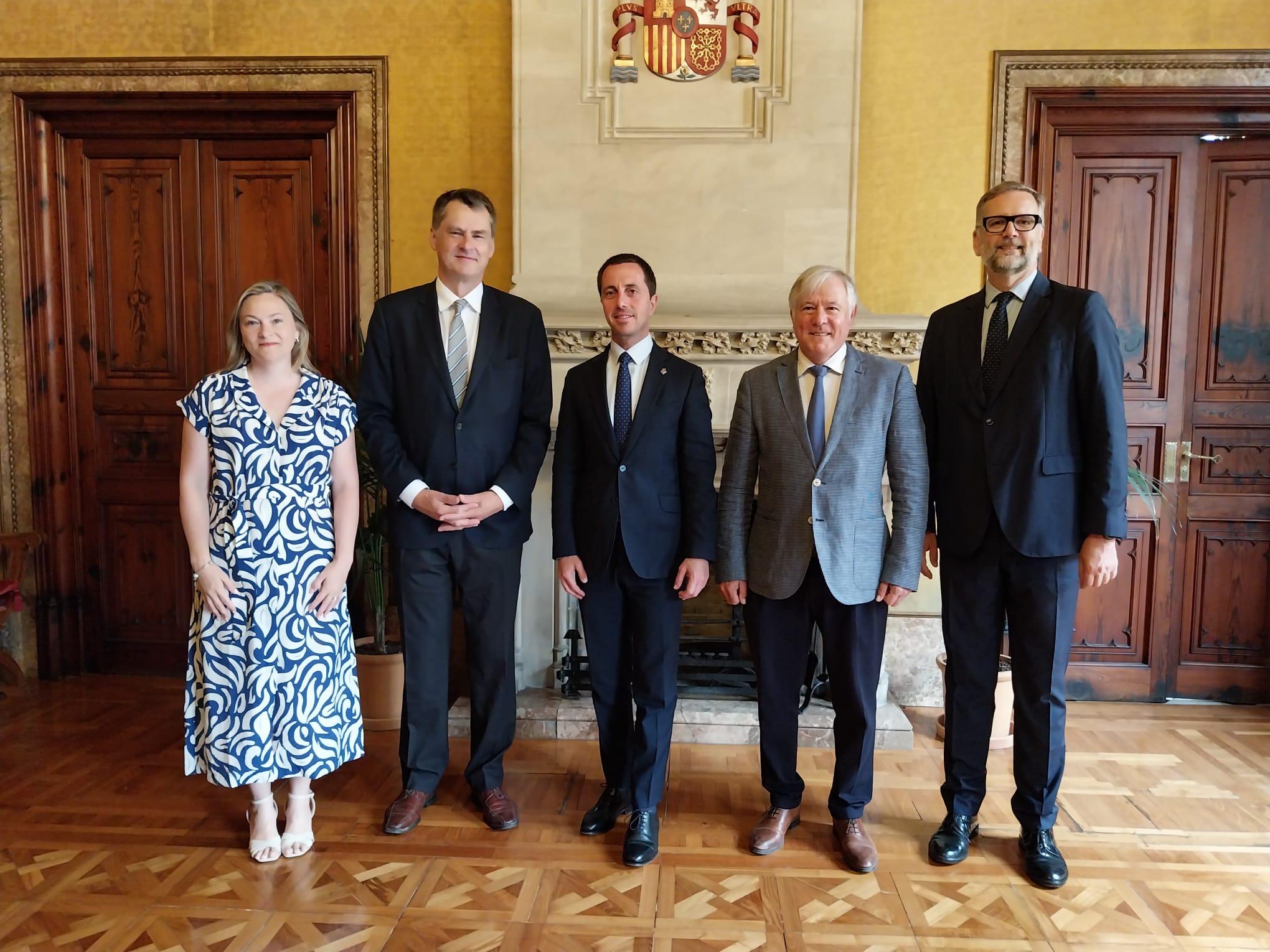 El president del Consell de Mallorca, Llorenç Galmés, rep a l'ambaixador del Regne Unit, Hugh Elliott.