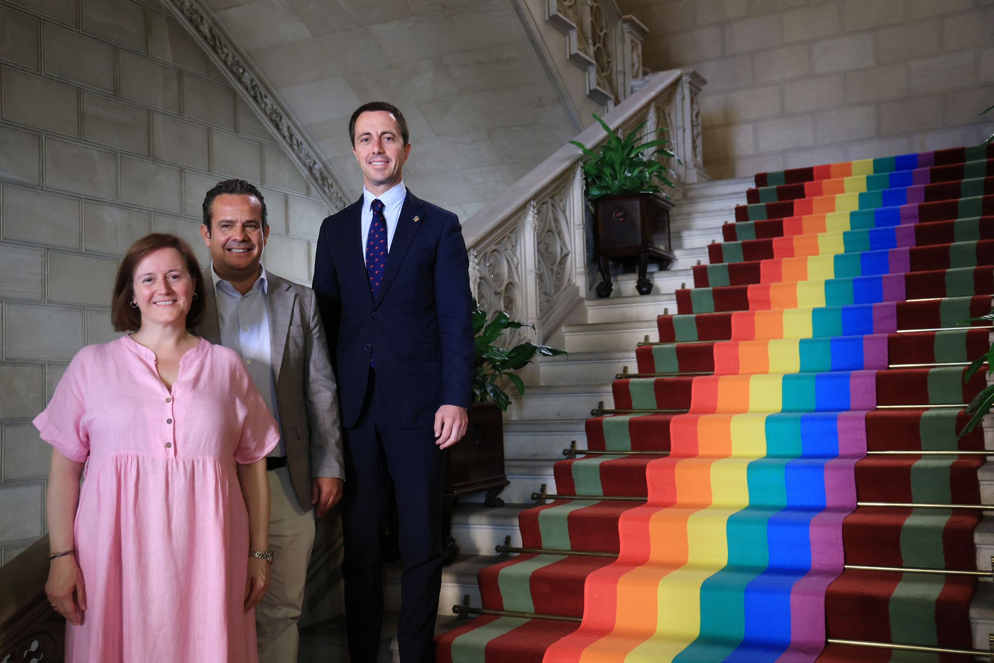 El president Llorenç Galmés, el conseller Toni Fuster i la directora insular Ana Ferriol a l'escala d'honor engalanada del Palau del Consell.