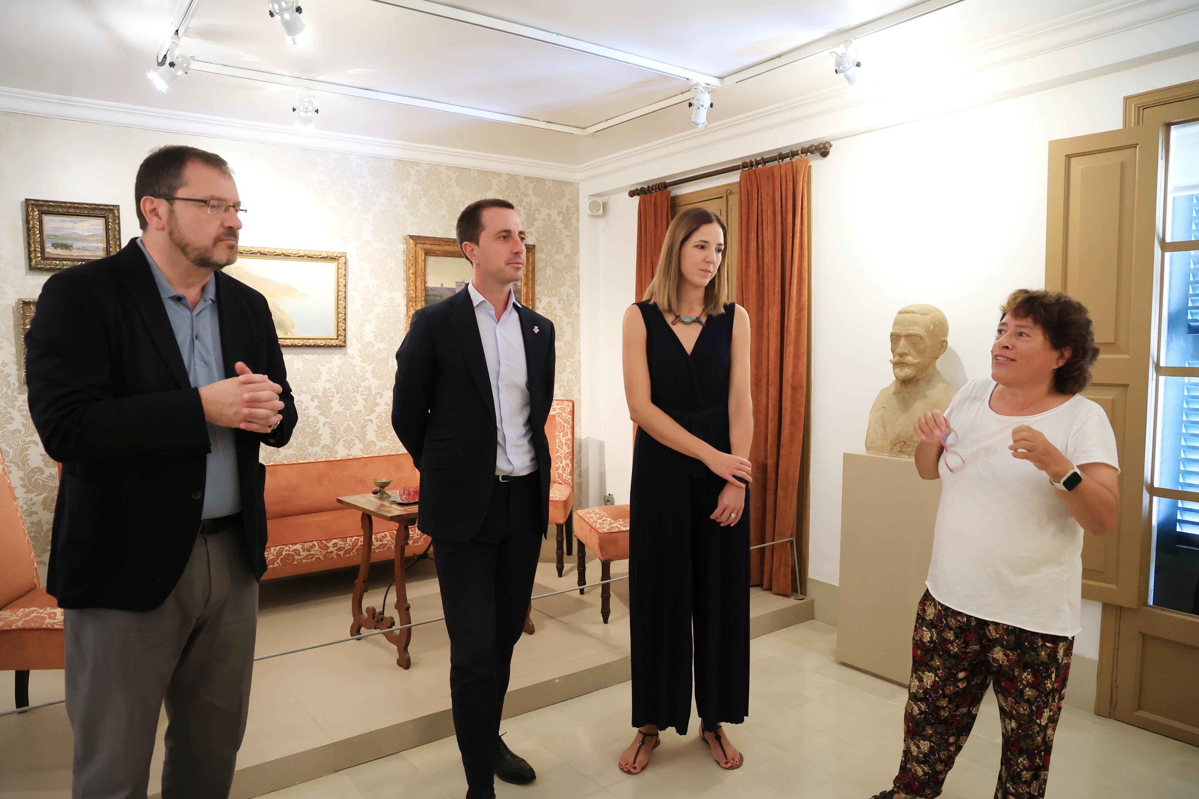 El president Galmés i la consellera Roca visiten la seu de l’Obra Cultural Balear.