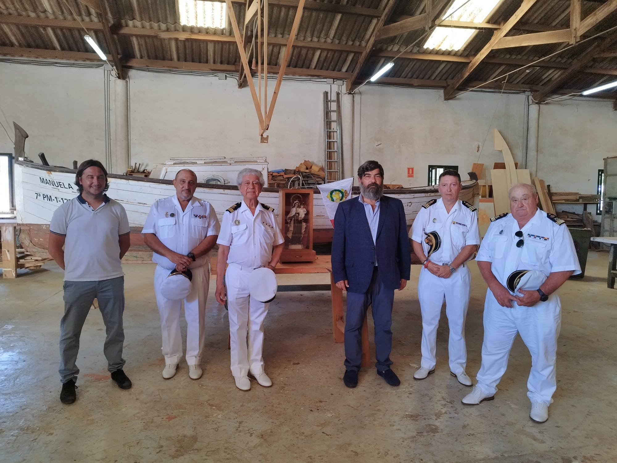 El vicepresident segon i conseller de Medi Ambient, Medi Rural i Esports, Pedro Bestard, lliura la capelleta a l'Associació de Capitans de Iot de les Balears.