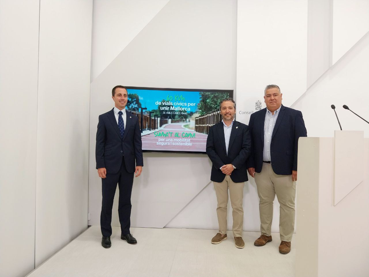 El president Galmés presenta el pla per construir 26 vials cívics a Mallorca.