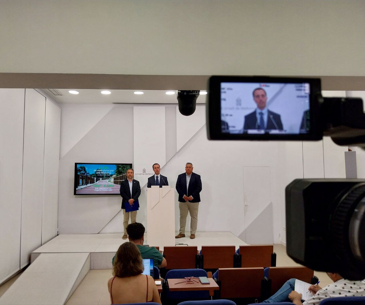 El president Galmés presenta el pla per construir 26 vials cívics a Mallorca.