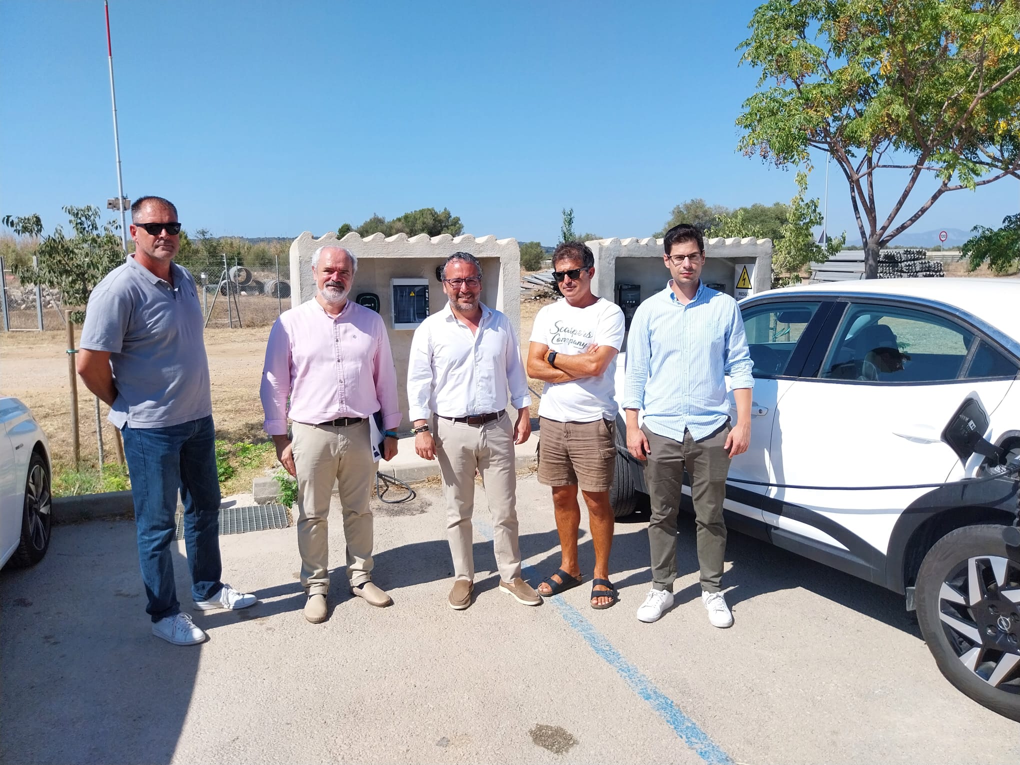 El conseller de Territori, Mobilitat i Infraestructures, Fernando Rubio, presenta les plaques fotovoltaiques per autoconsum i càrrega de vehicles dels centres de conservació de les autopistes.