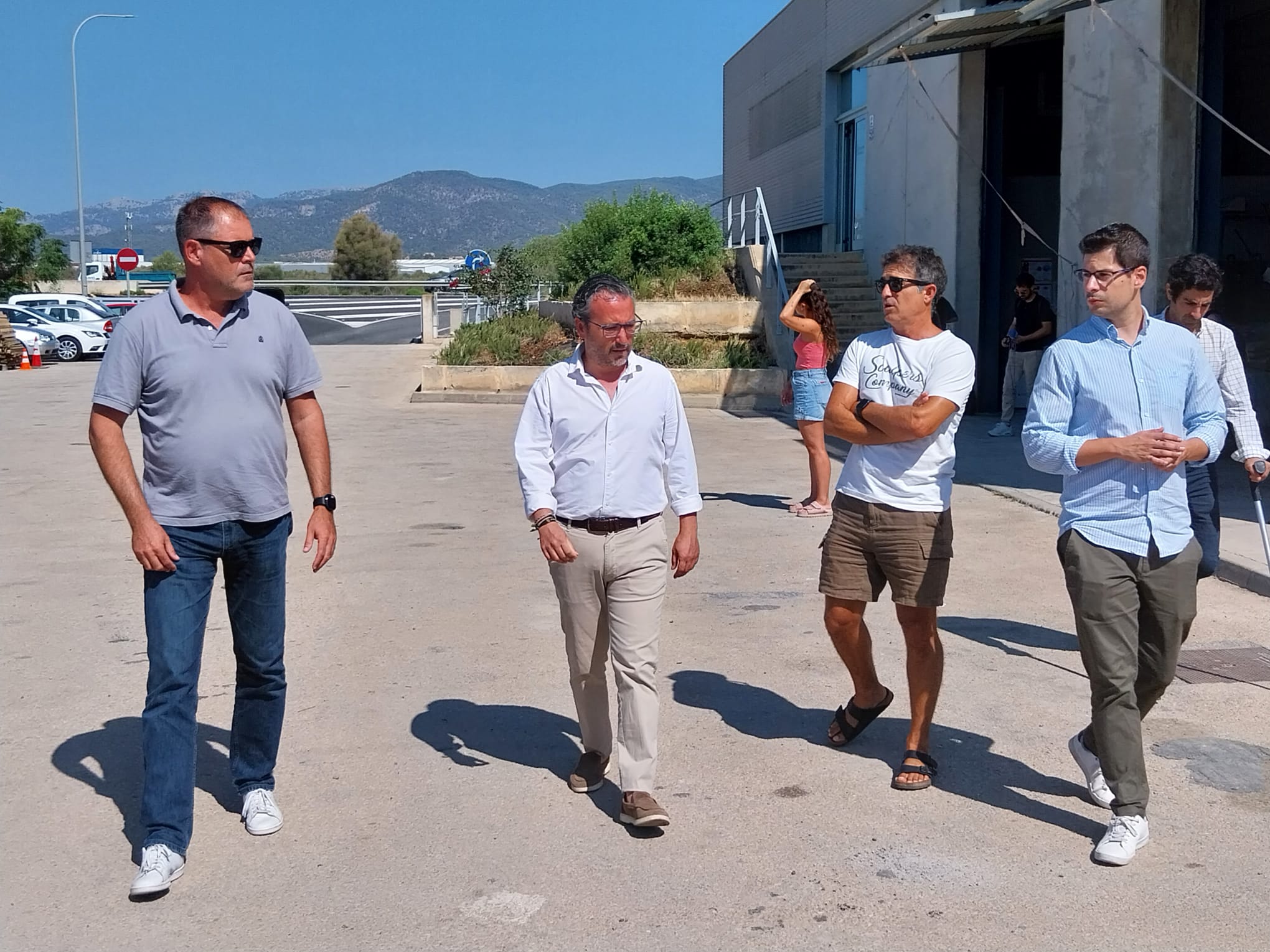 El conseller de Territori, Mobilitat i Infraestructures, Fernando Rubio, presenta les plaques fotovoltaiques per autoconsum i càrrega de vehicles dels centres de conservació de les autopistes.