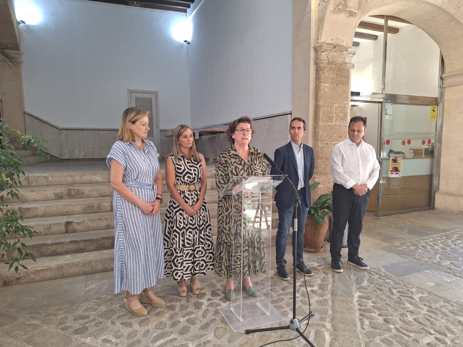 Reunió del conseller de Benestar Social i president de l'IMAS, Guillermo Sánchez, amb la consellera d’Afers Socials i Esports del Govern de les Illes Balears, Catalina Cirer.