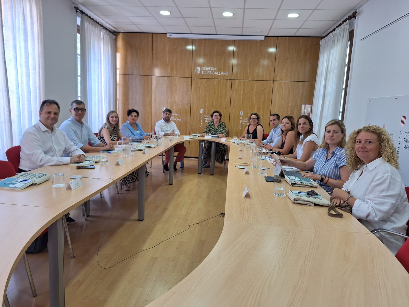 Reunió del conseller de Benestar Social i president de l'IMAS, Guillermo Sánchez, amb la consellera d’Afers Socials i Esports del Govern de les Illes Balears, Catalina Cirer.