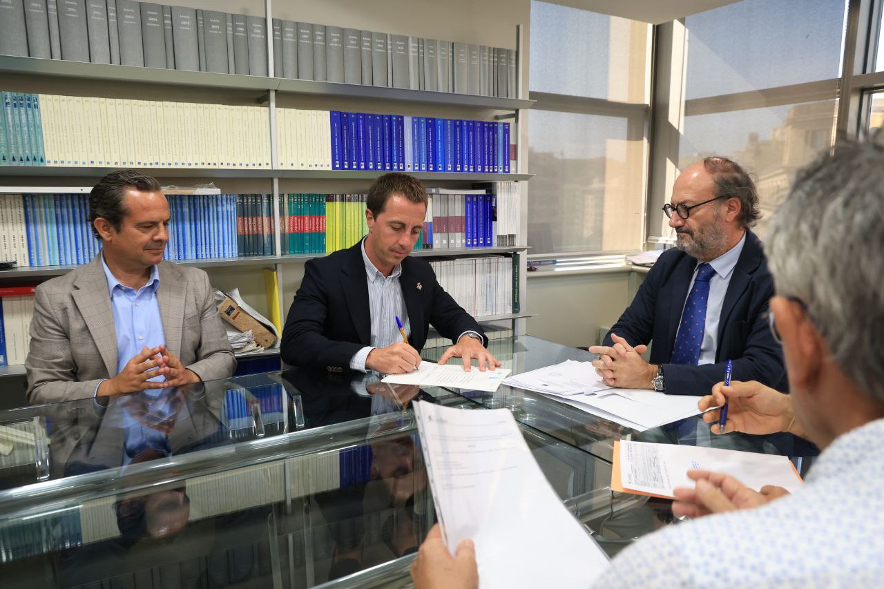 El president Galmés signa la compra del futur centre de crisi per a víctimes de violència sexual.