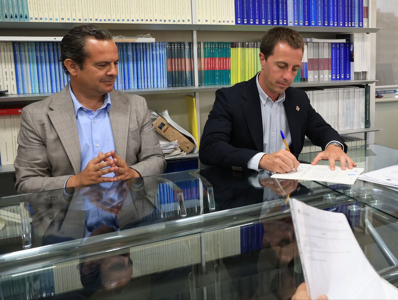 El president Galmés signa la compra del futur centre de crisi per a víctimes de violència sexual.