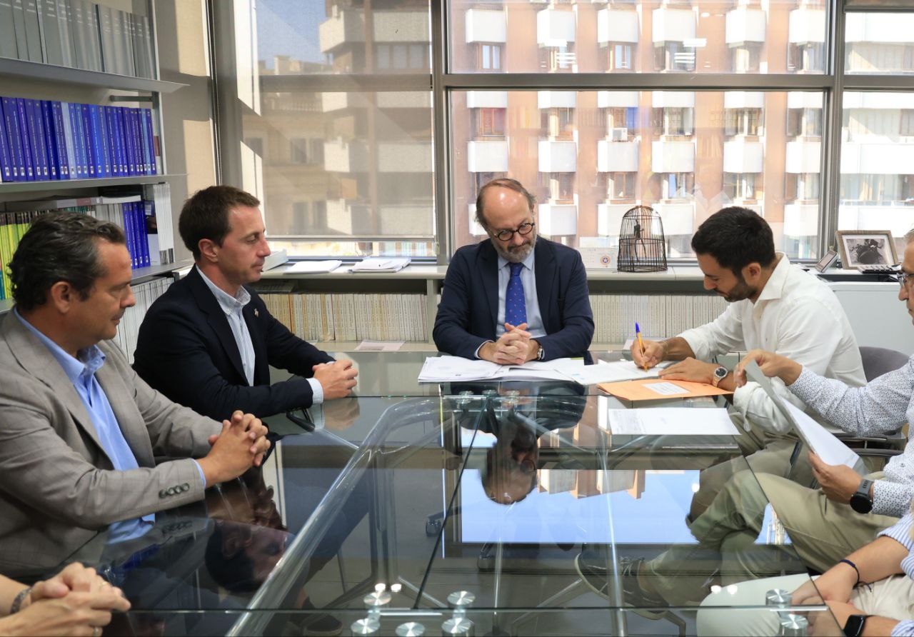 El president Galmés signa la compra del futur centre de crisi per a víctimes de violència sexual.