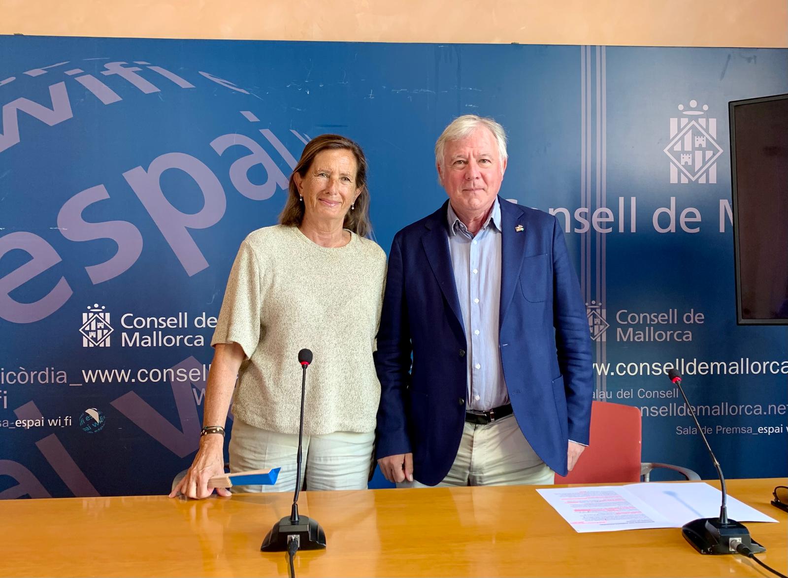 El consejero de Turismo, José Marcial Rodríguez Díaz, y la directora insular de Turismo por la Oferta y la calidad, Clara del Moral.