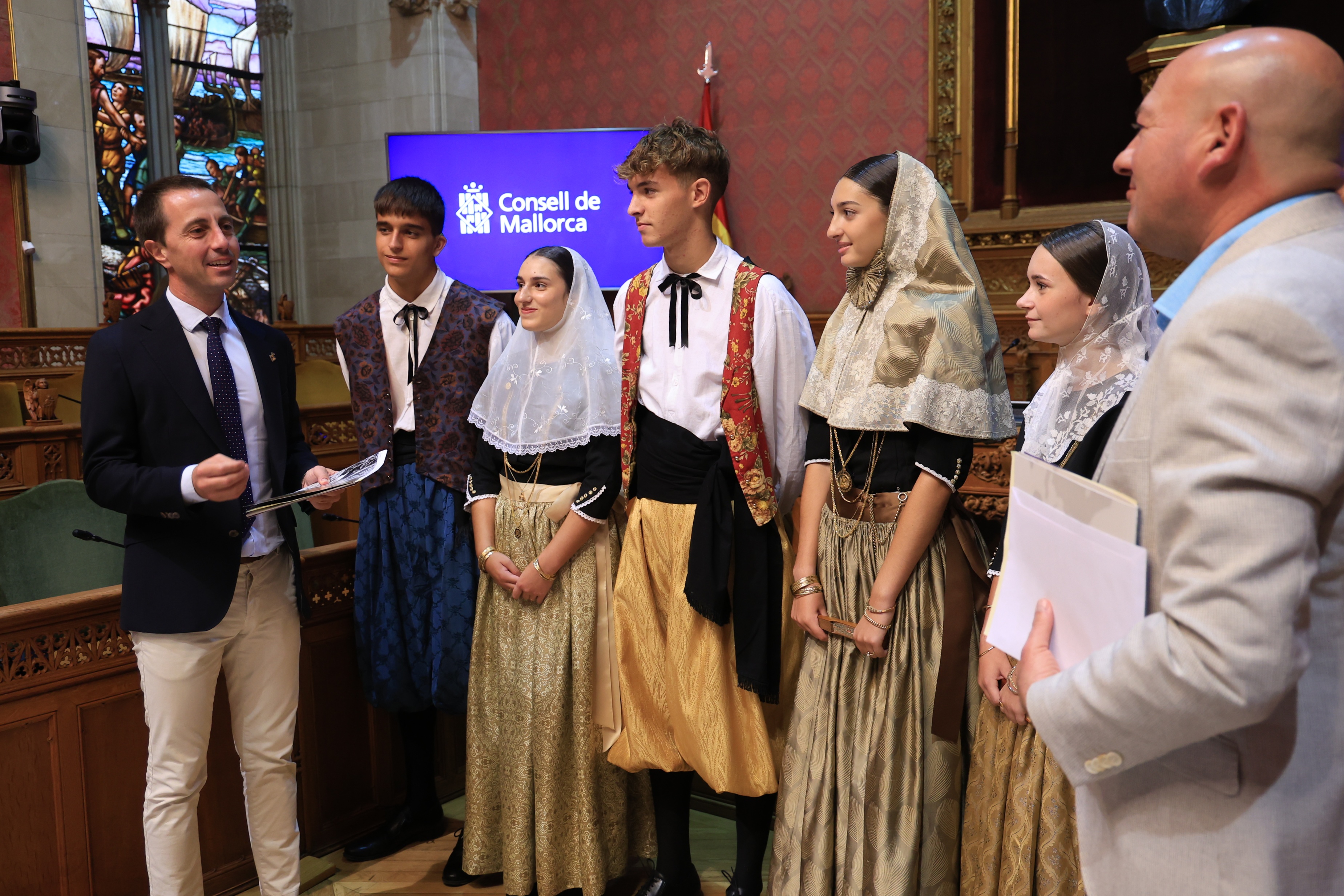 El president Galmés rep a la comitiva de les Festes des Vermar.