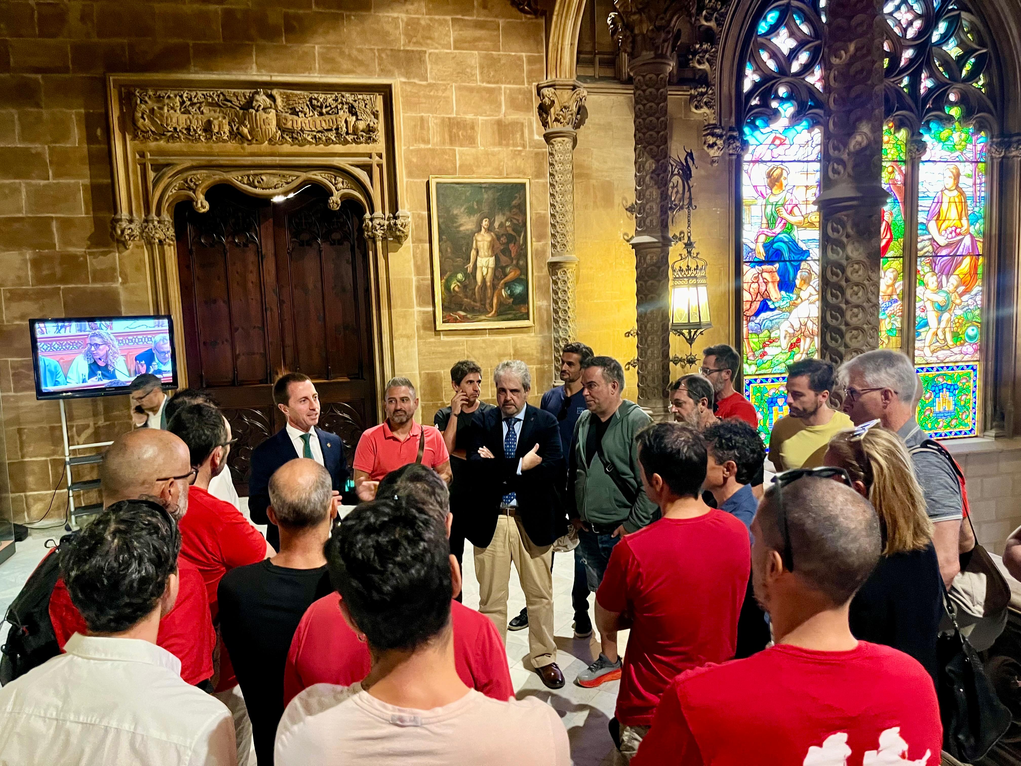 El president del Consell de Mallorca, Llorenç Galmés, i el conseller d'Hisenda i Funció Pública, Rafel Bosch, amb els representants dels Bombers de Mallorca.