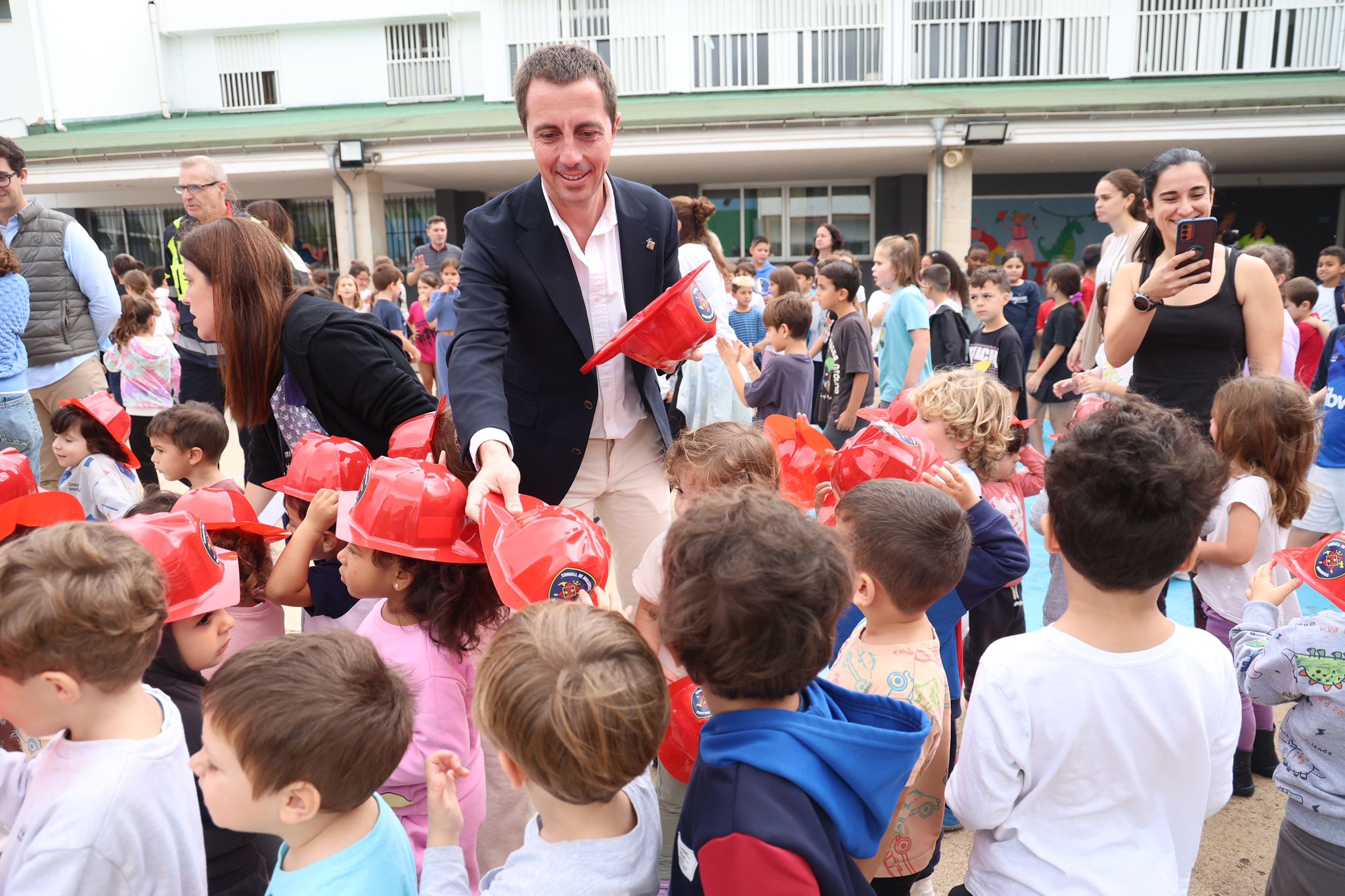 Simulacro de incendio de los Bomberos de Mallorca en el CEIP Ponent de Inca.