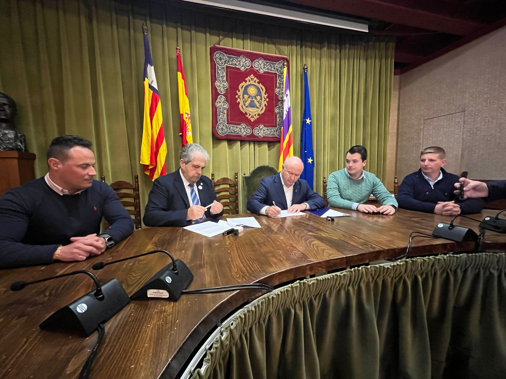 Signatura del conveni de col·laboració de Torre Picada entre el Consell de Mallorca i l'Ajuntament de Sóller.