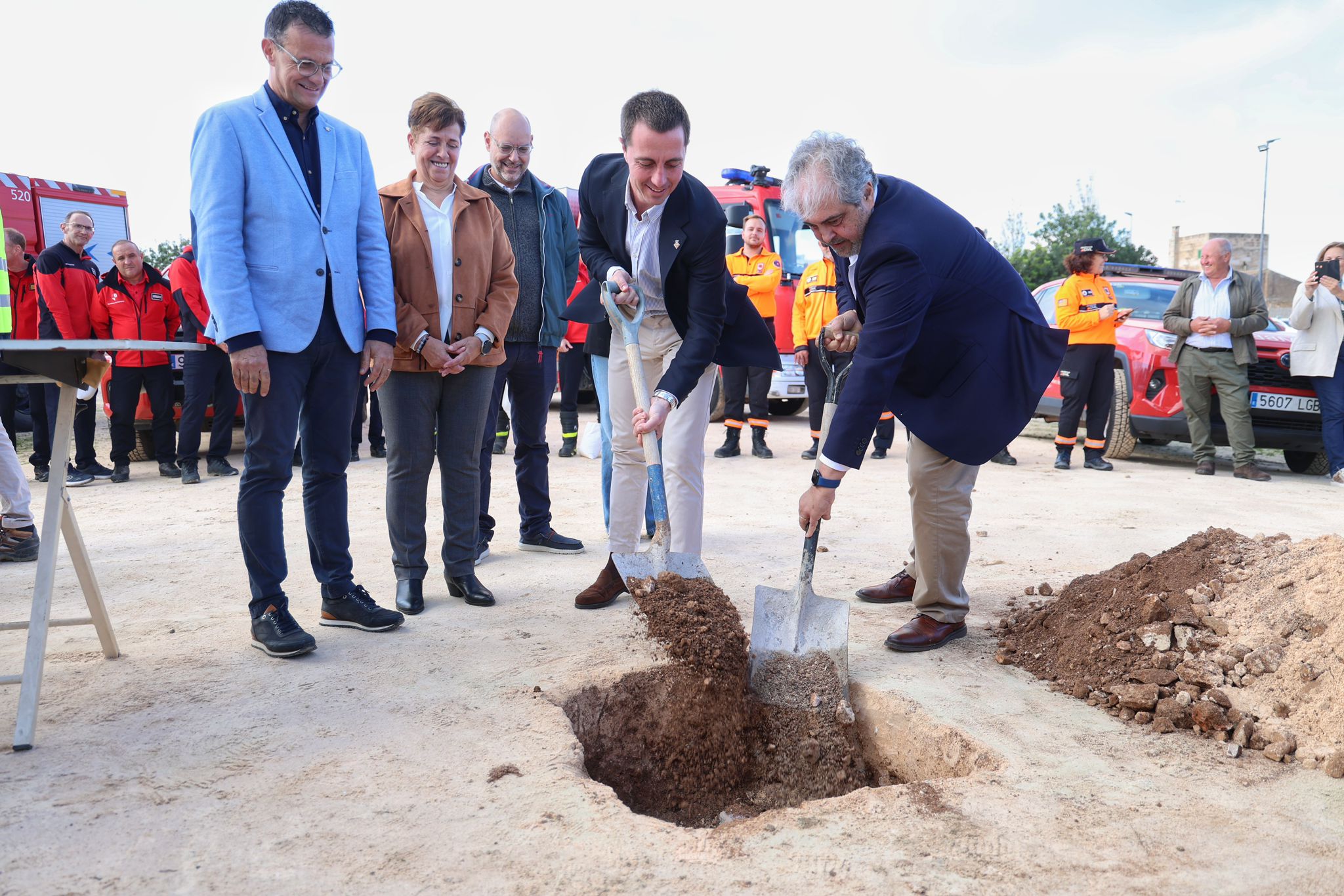 Colocación de la primera piedra del nuevo parque de los Bomberos de Mallorca en Santanyí.