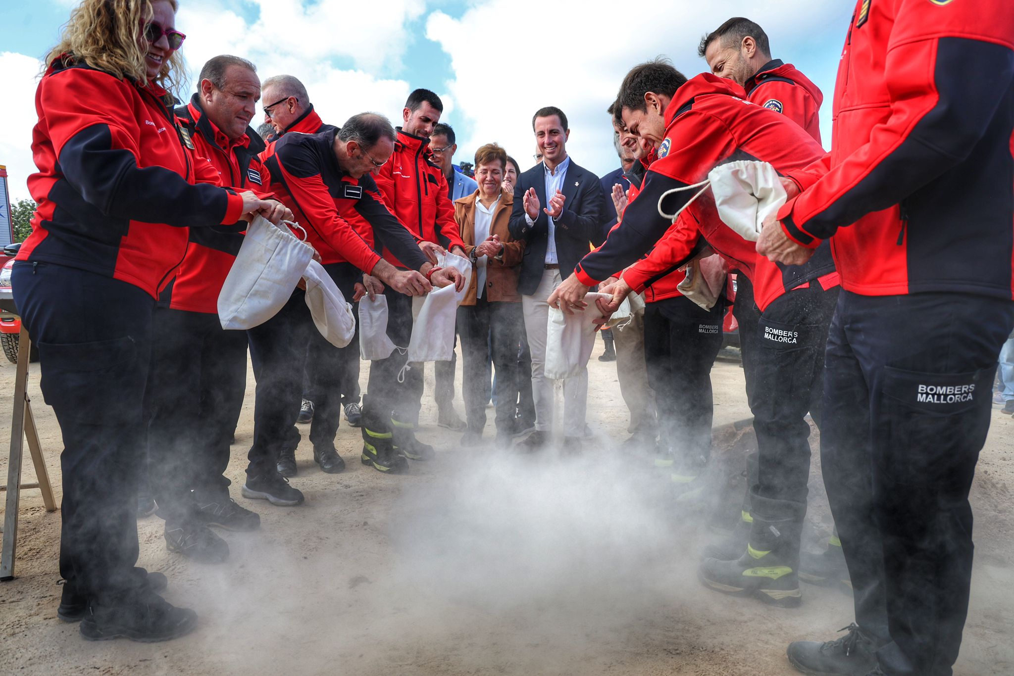 Colocación de la primera piedra del nuevo parque de los Bomberos de Mallorca en Santanyí.