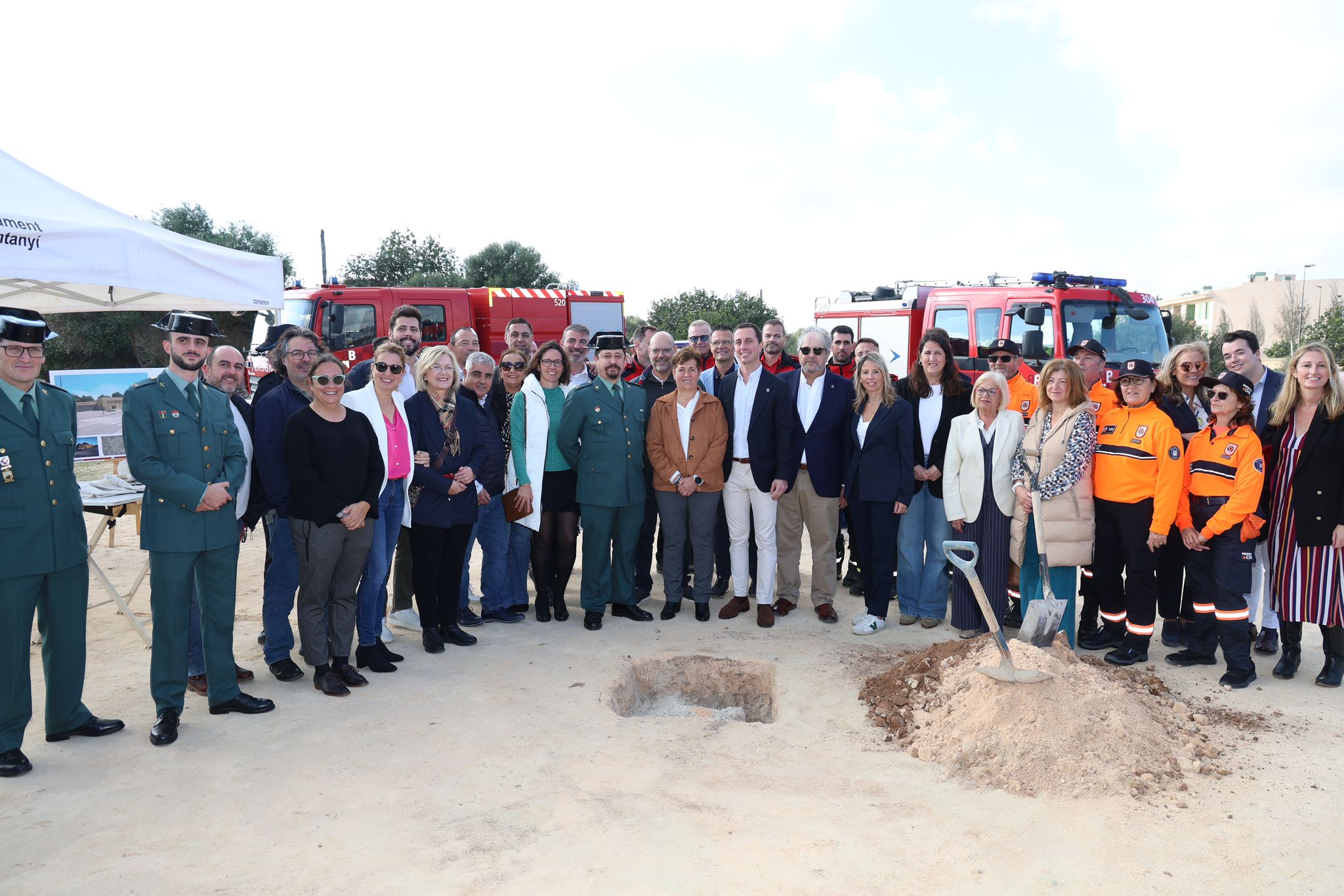 Colocación de la primera piedra del nuevo parque de los Bomberos de Mallorca en Santanyí.