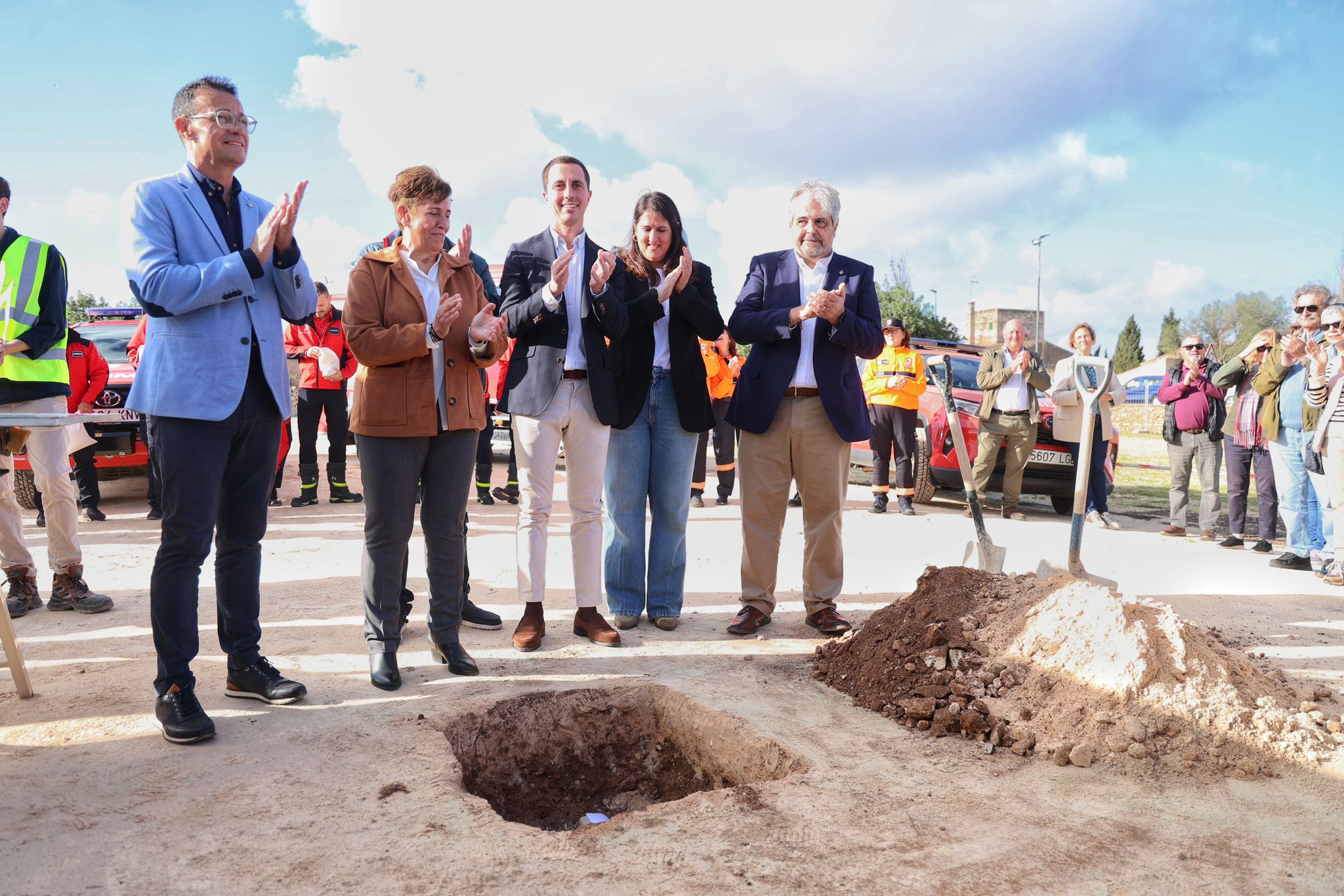 Colocación de la primera piedra del nuevo parque de los Bomberos de Mallorca en Santanyí.
