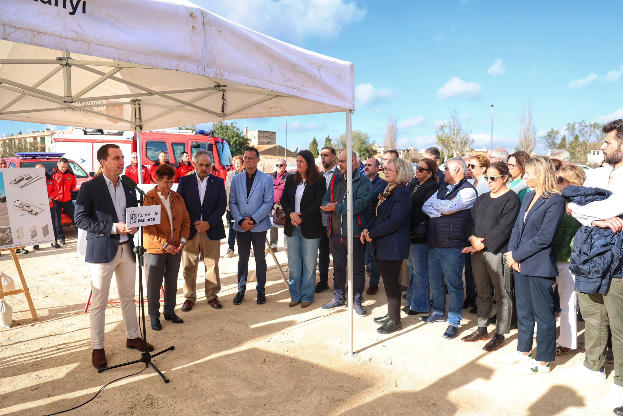 Colocación de la primera piedra del nuevo parque de los Bomberos de Mallorca en Santanyí.