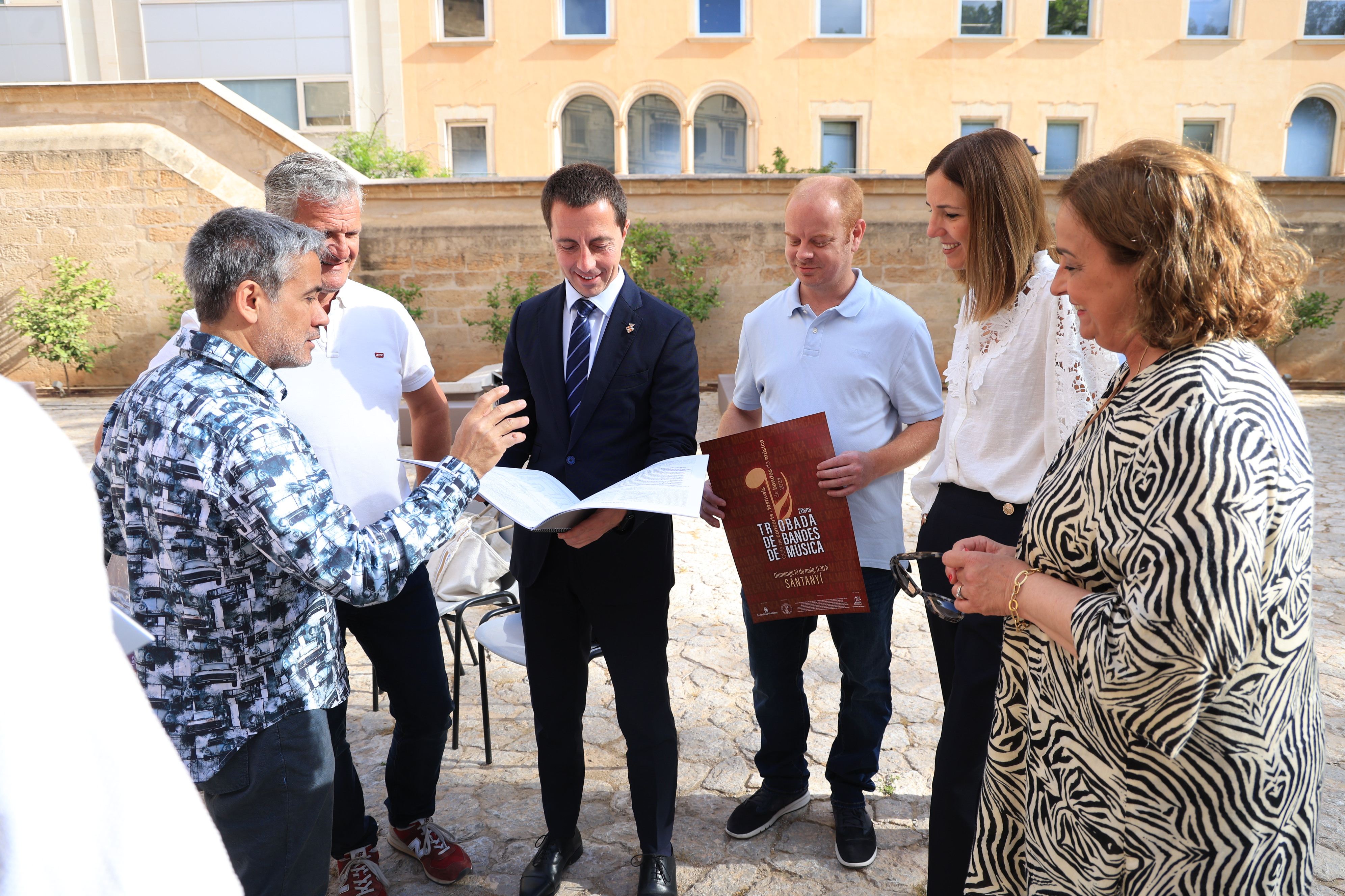 El president Llorenç Galmés amb els organitzadors.