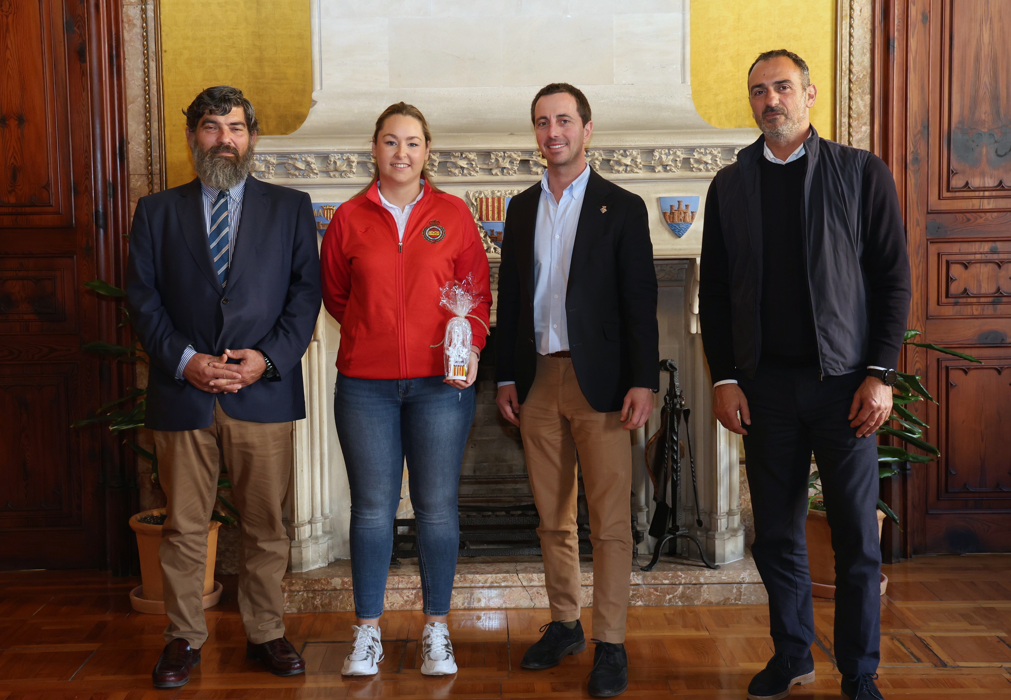 El presidente del Consell de Mallorca, Llorenç Galmés, recibe en audiencia a la tiradora Maria Antònia Sastre.