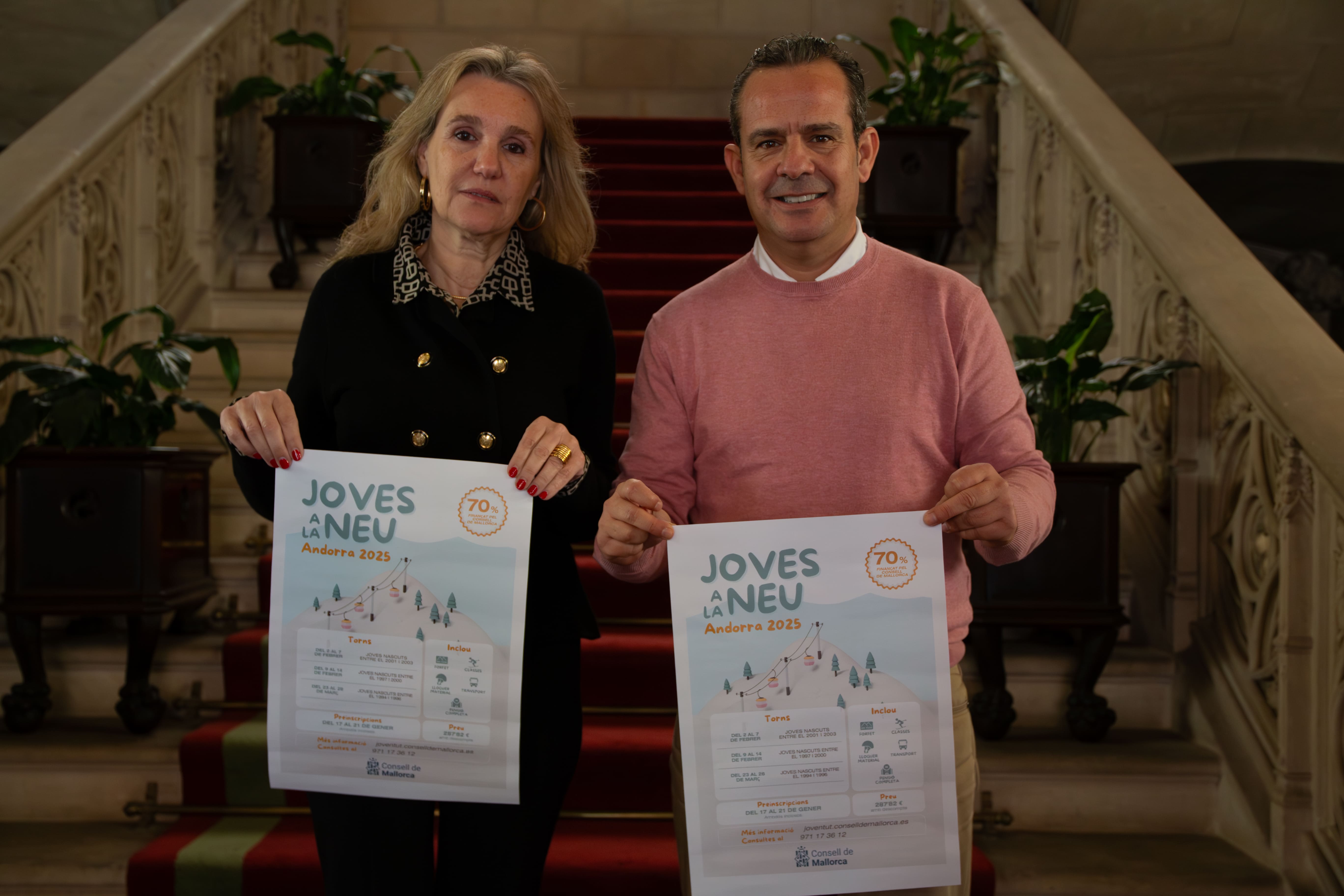 El consejero de Presidencia, Toni Fuster, y la directora insular de Juventud y Participación, Carme Ripoll.