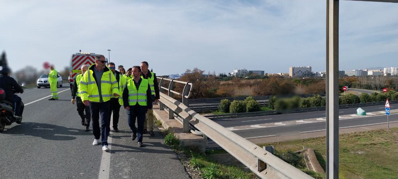 Inicio de las obras del nuevo carril entre la salida de So n'Oms y el aeropuerto para reducir atascos en la autopista de Llucmajor.