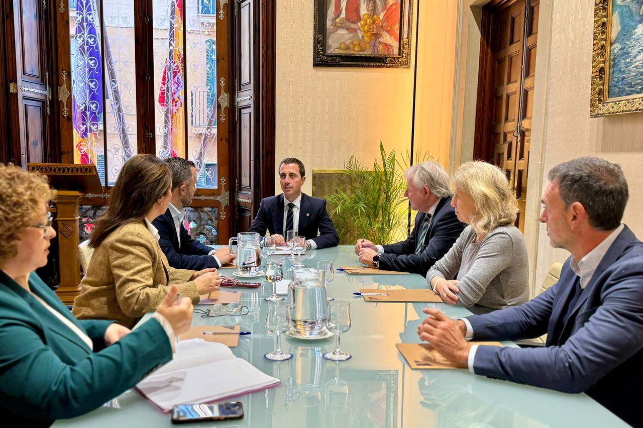 El president del Consell de Mallorca, LLorenç Galmés, i el conseller de Turisme, José Marcial Rodríguez, reben en audiència els nous responsables de la Federació Hotelera de Mallorca (FEHM).