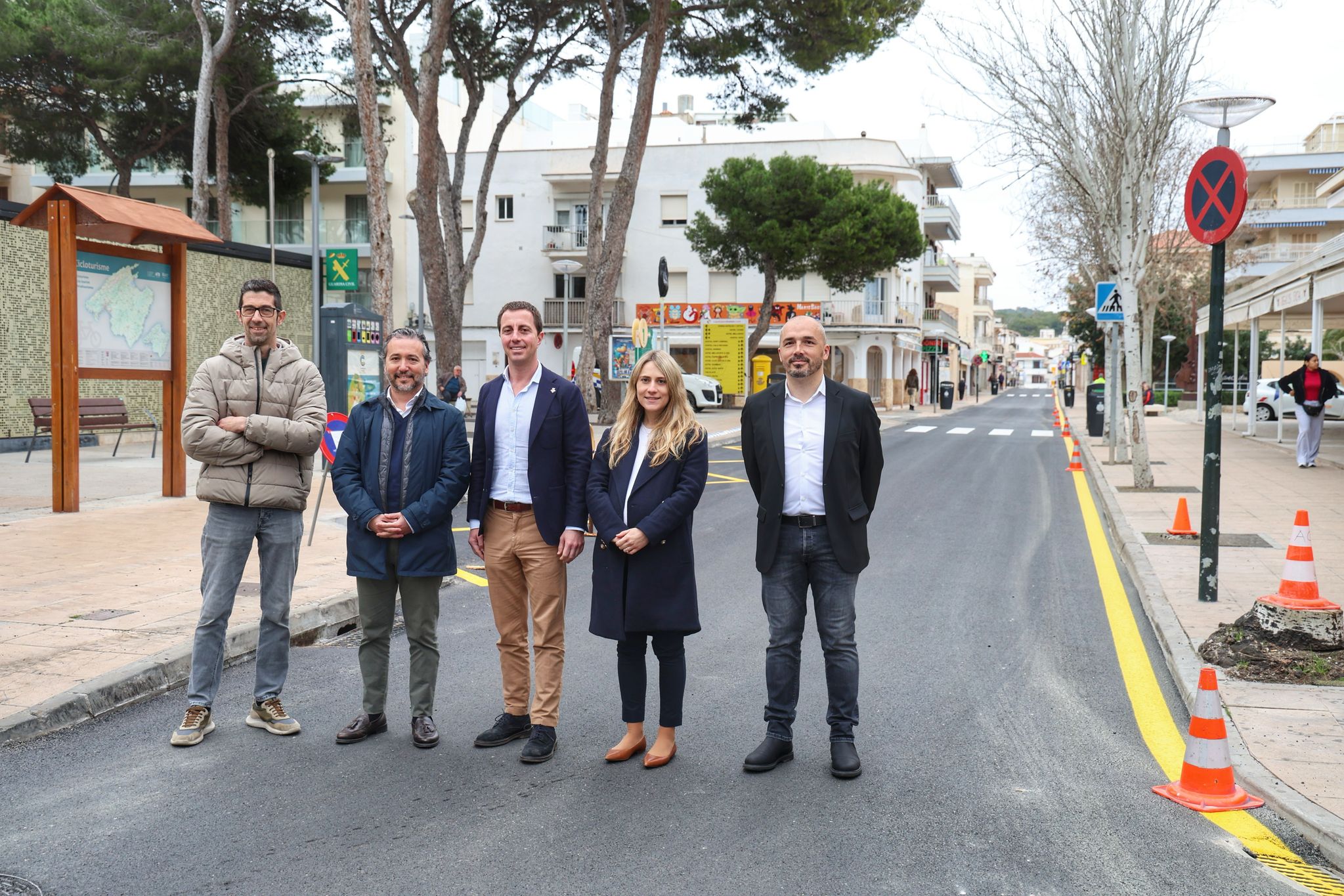 El presidente del Consell de Mallorca, Llorenç Galmés, visita las obras de reforma de la avenida Elionor Servera de Cala Rajada.
