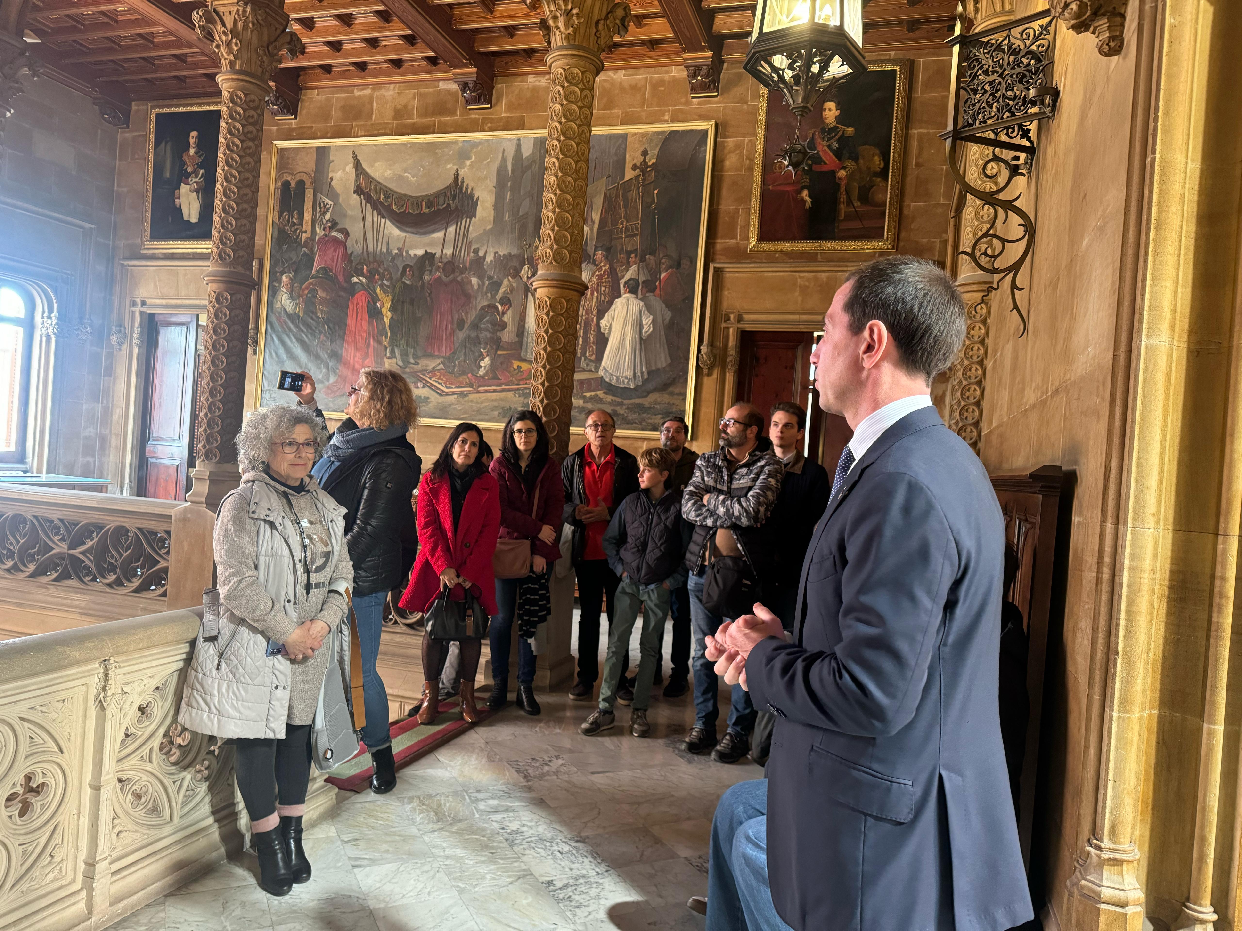 El president del Consell de Mallorca, Llorenç Galmés, rep a una de les visites guiades al Palau del Consell.