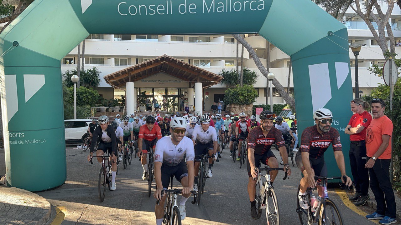 Inici de la marxa cicloturísitca Bombers de Mallorca 2025.