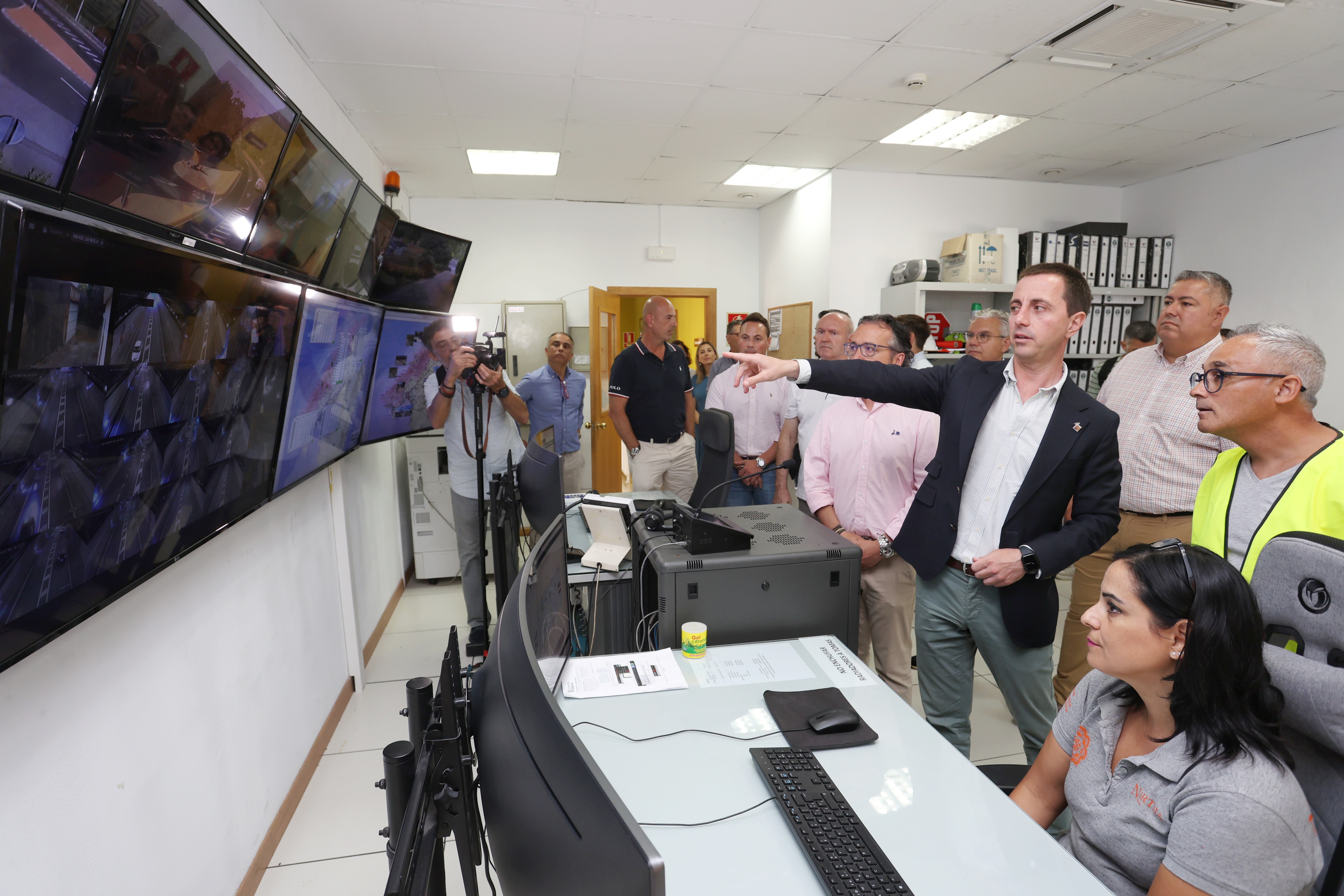 El president del Consell, Llorenç Galmés, a una visita a les càmeres de vigilància situades al túnel de Sóller.