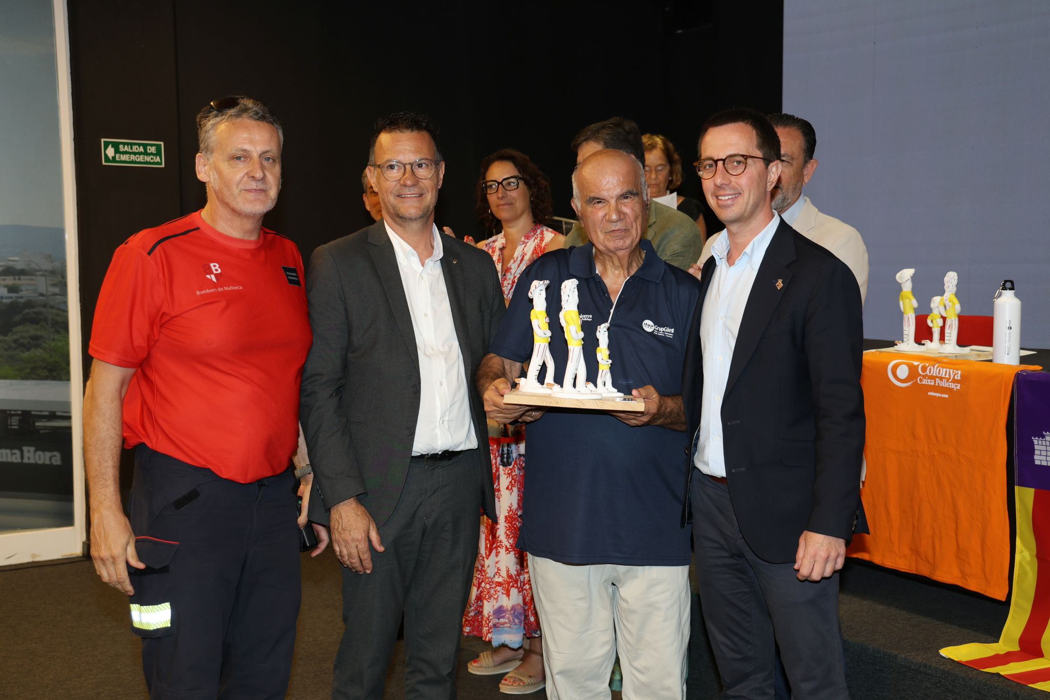 Els Bombers de Mallorca reben un siurell de plata de part del Grup Güell.
