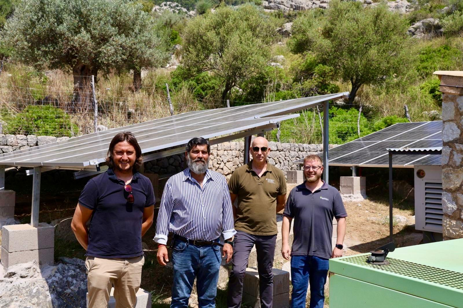 El Consell de Mallorca instal·la plaques fotovoltaiques al refugi de Tossals Verds.