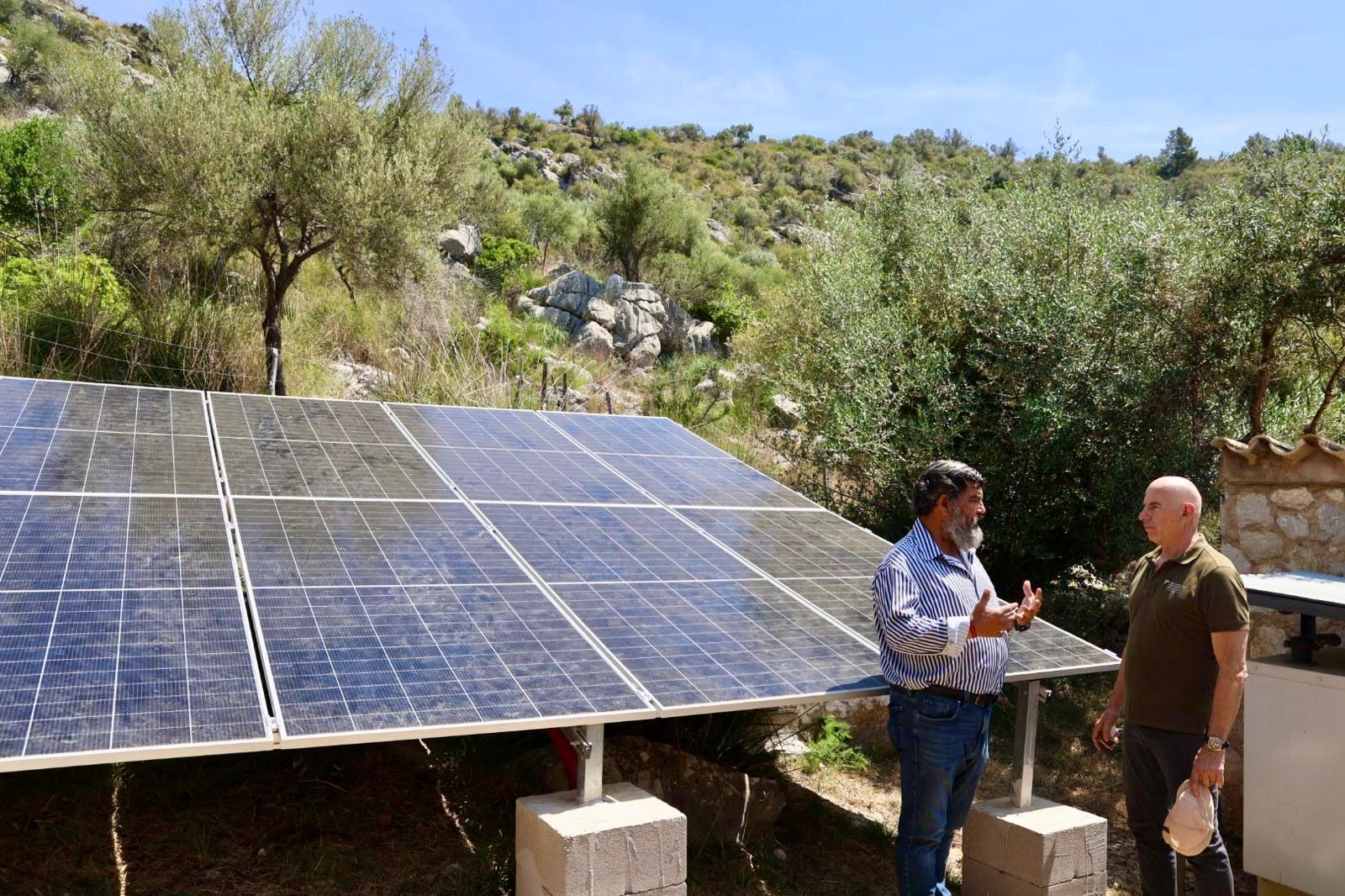 El Consell de Mallorca instal·la plaques fotovoltaiques al refugi de Tossals Verds.