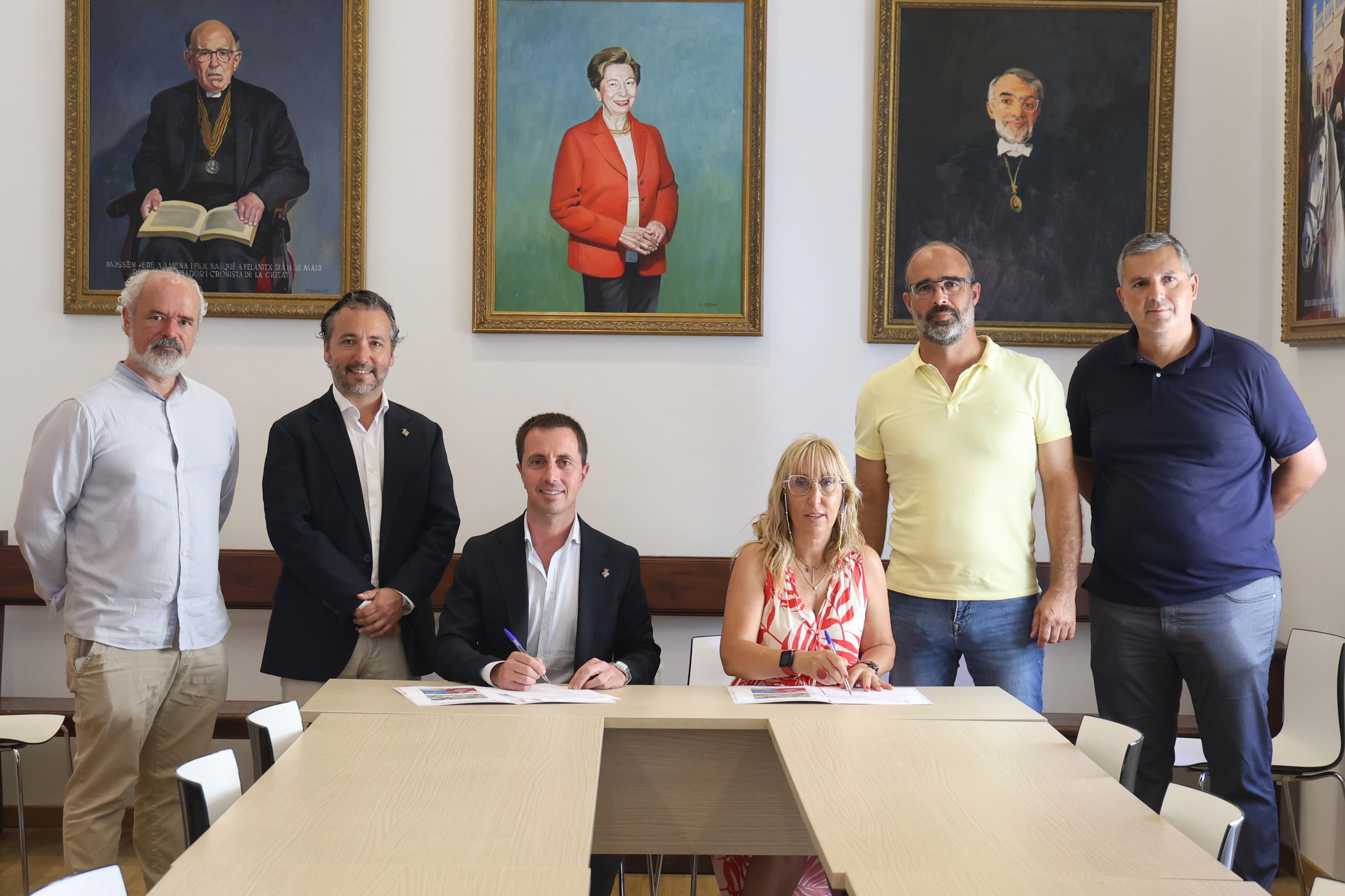 Firma de cesión del paseo de la República Argentina al Ayuntamiento de Felanitx.