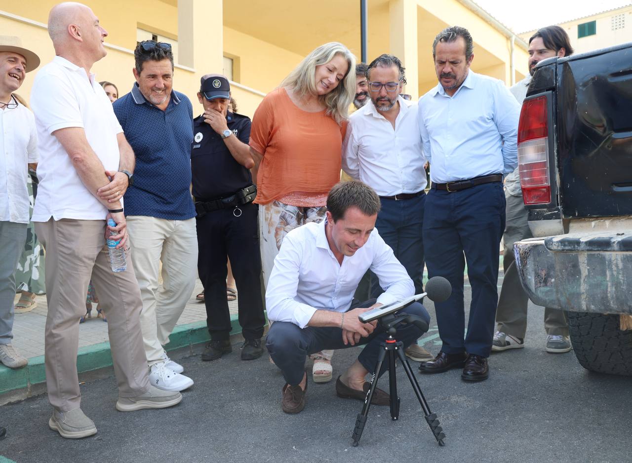Presentació dels sonòmetres subvencionats pel Consell de Mallorca per controlar el renou a les zones urbanes de la Serra de Tramuntana.