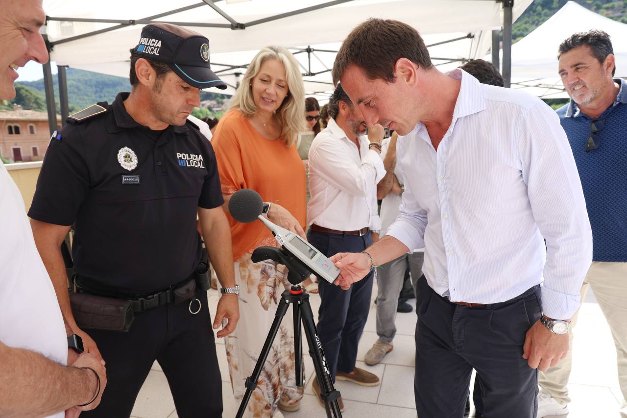 Presentació dels sonòmetres subvencionats pel Consell de Mallorca per controlar el renou a les zones urbanes de la Serra de Tramuntana.