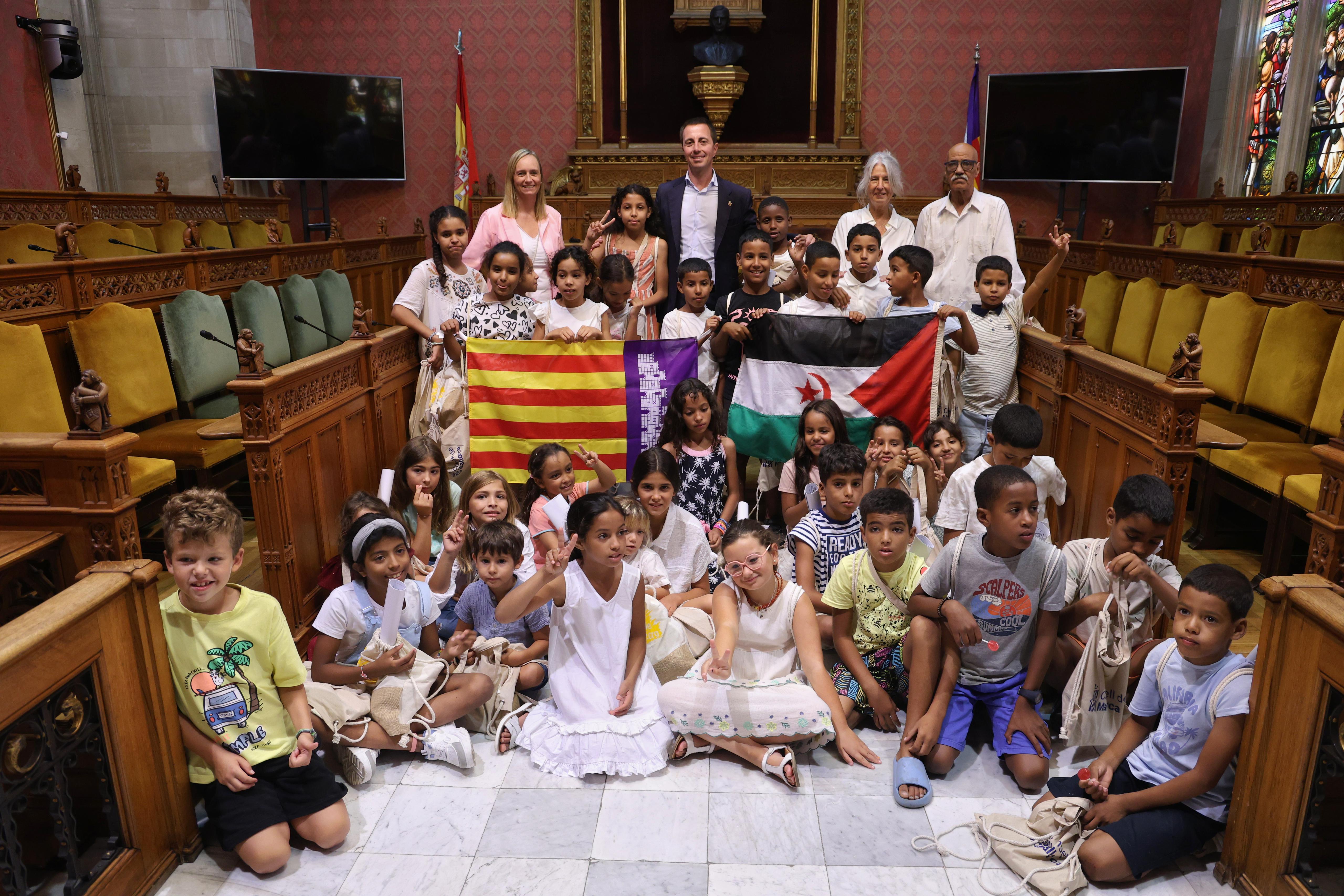 El presidente Galmés recibe a los niños saharauis del programa «Vacances en Pau».