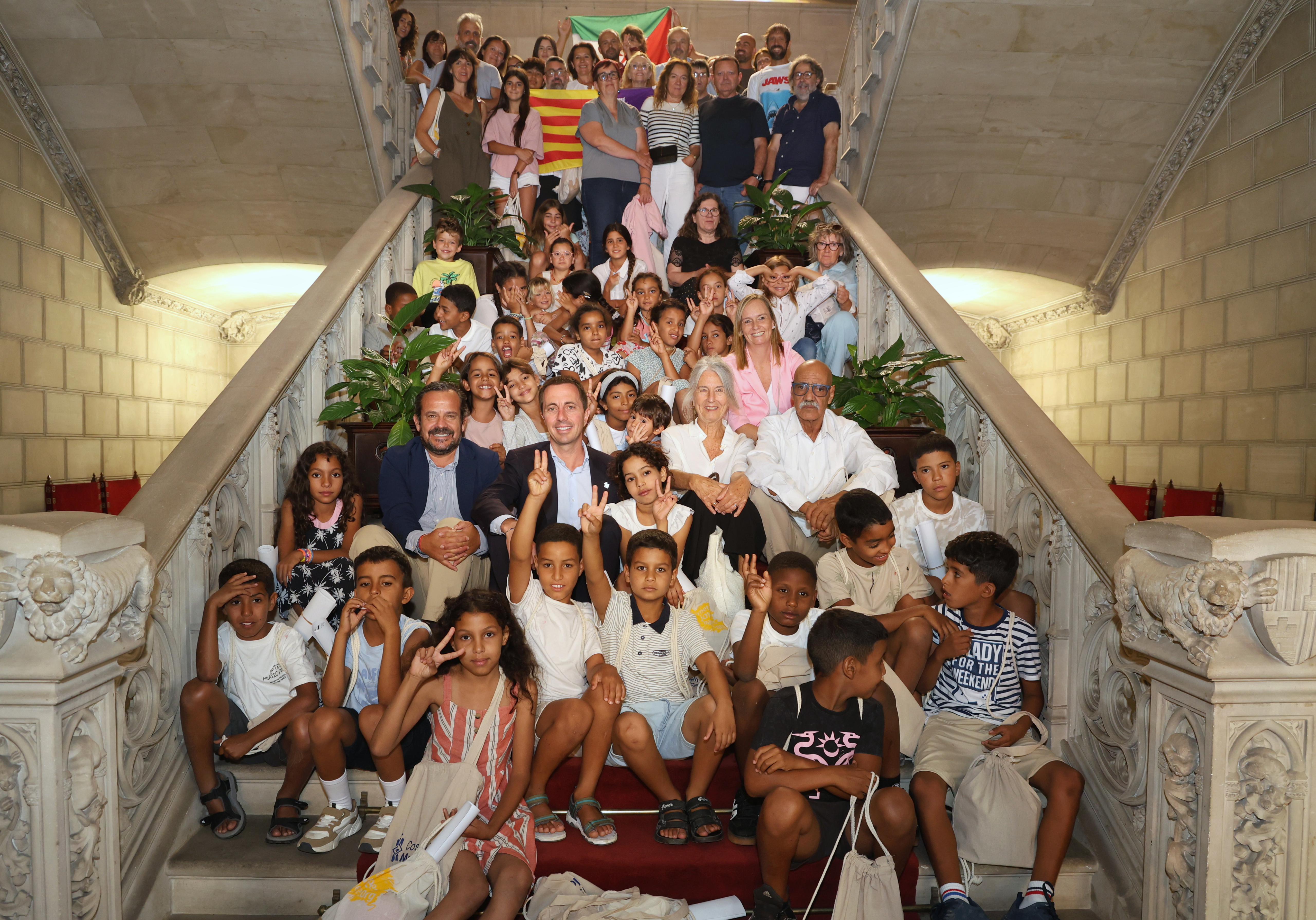 El presidente Galmés recibe a los niños saharauis del programa «Vacances en Pau».