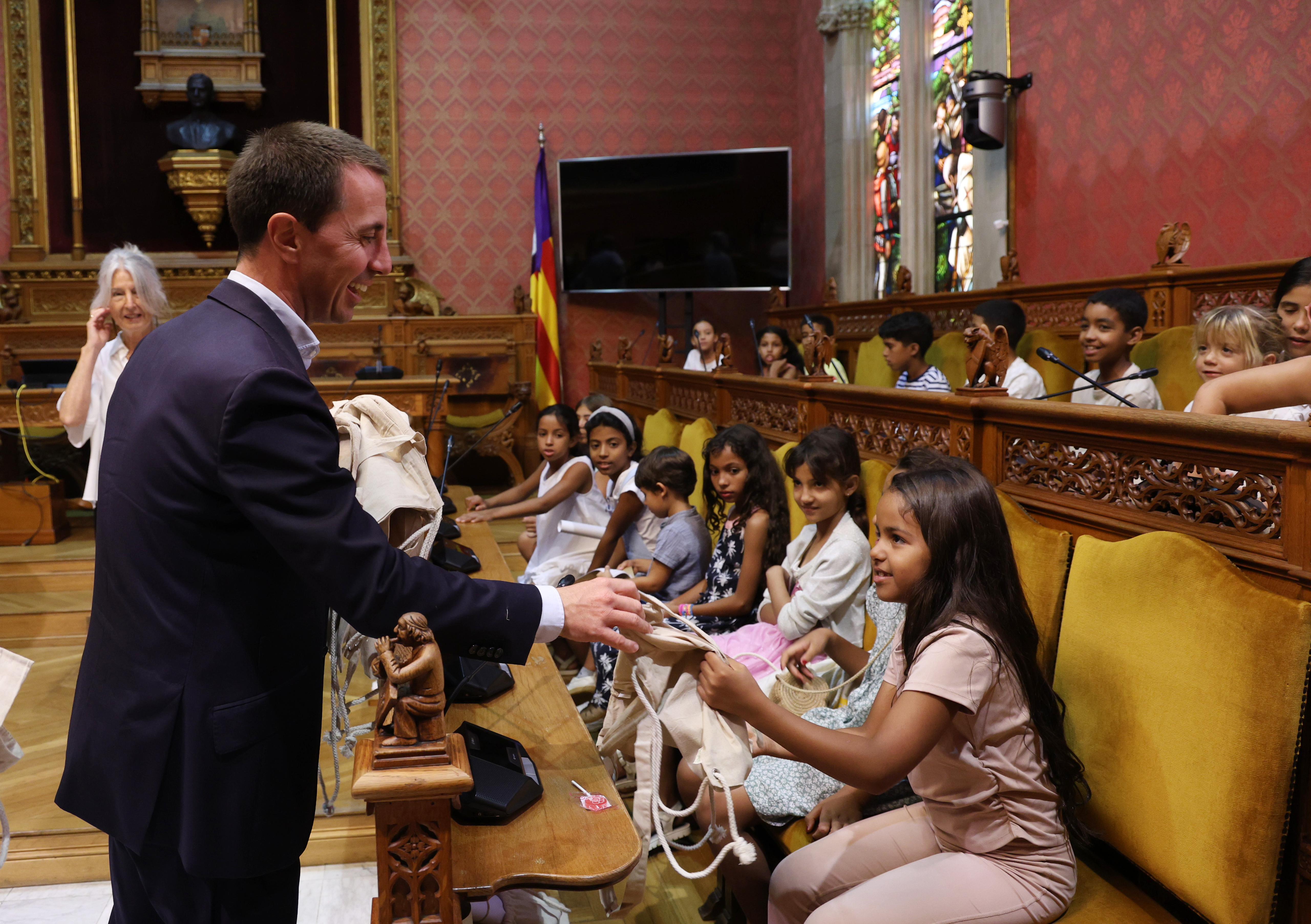 El presidente Galmés recibe a los niños saharauis del programa «Vacances en Pau».