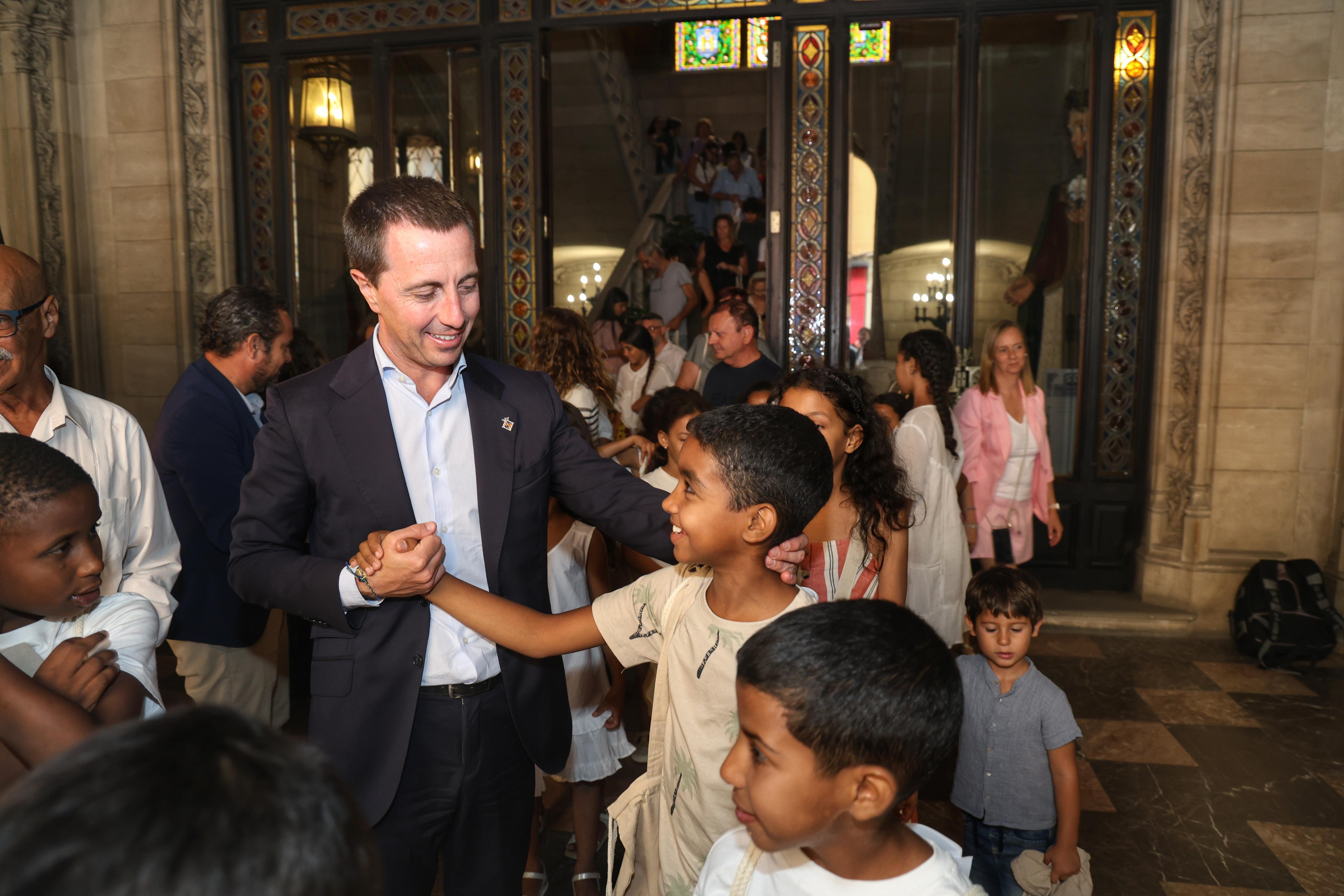 El presidente Galmés recibe a los niños saharauis del programa «Vacances en Pau».