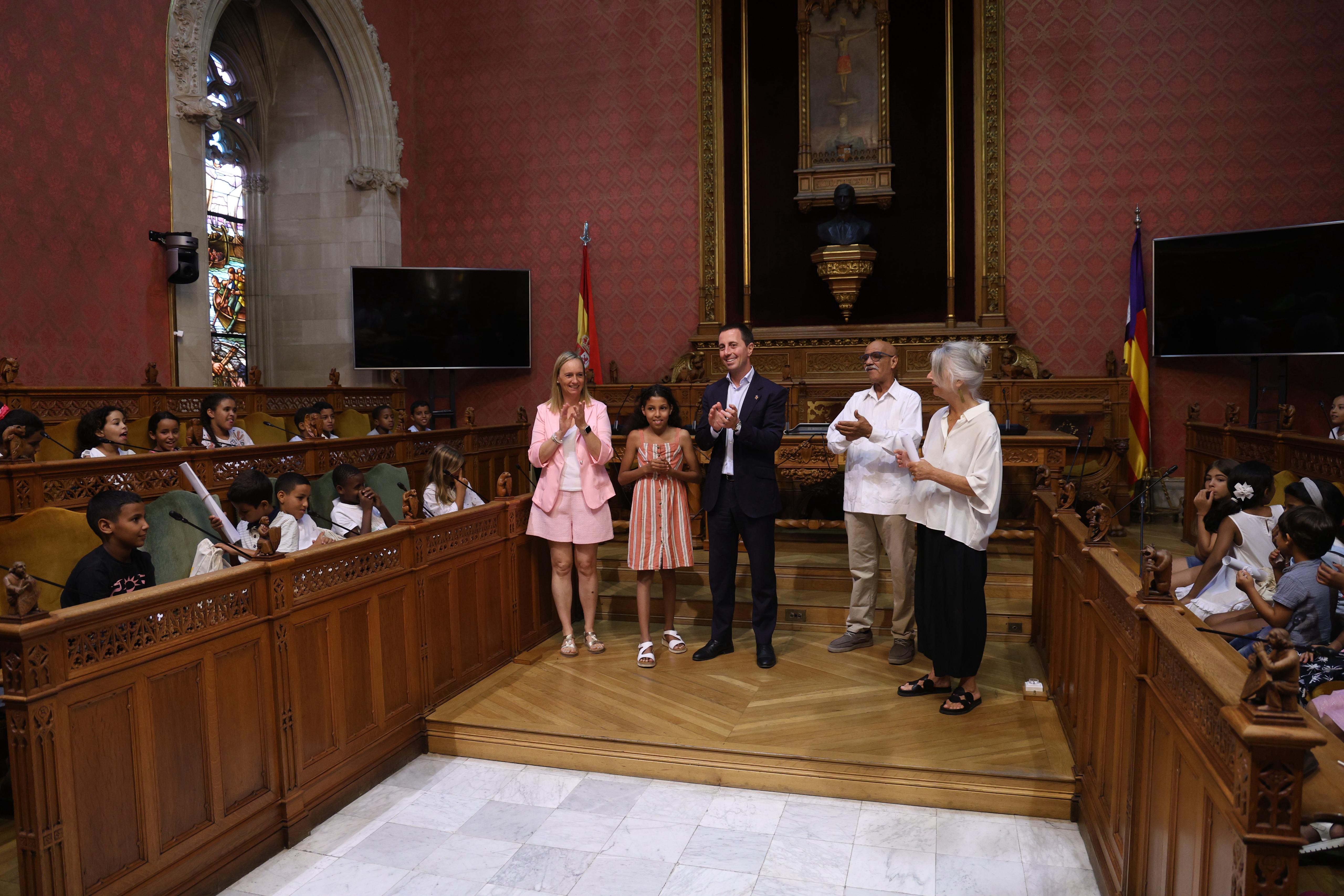 El presidente Galmés recibe a los niños saharauis del programa «Vacances en Pau».