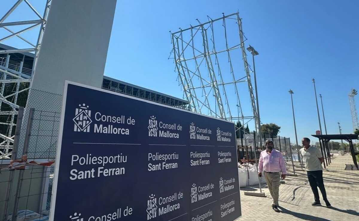 El conseller de Medi Ambient, Medi Rural i Esports, Pedro Bestard, i el director insular d'Esports, Toni Prats, a les futures instal·lacions del rocòdrom del Poliesportiu de Sant Ferran.