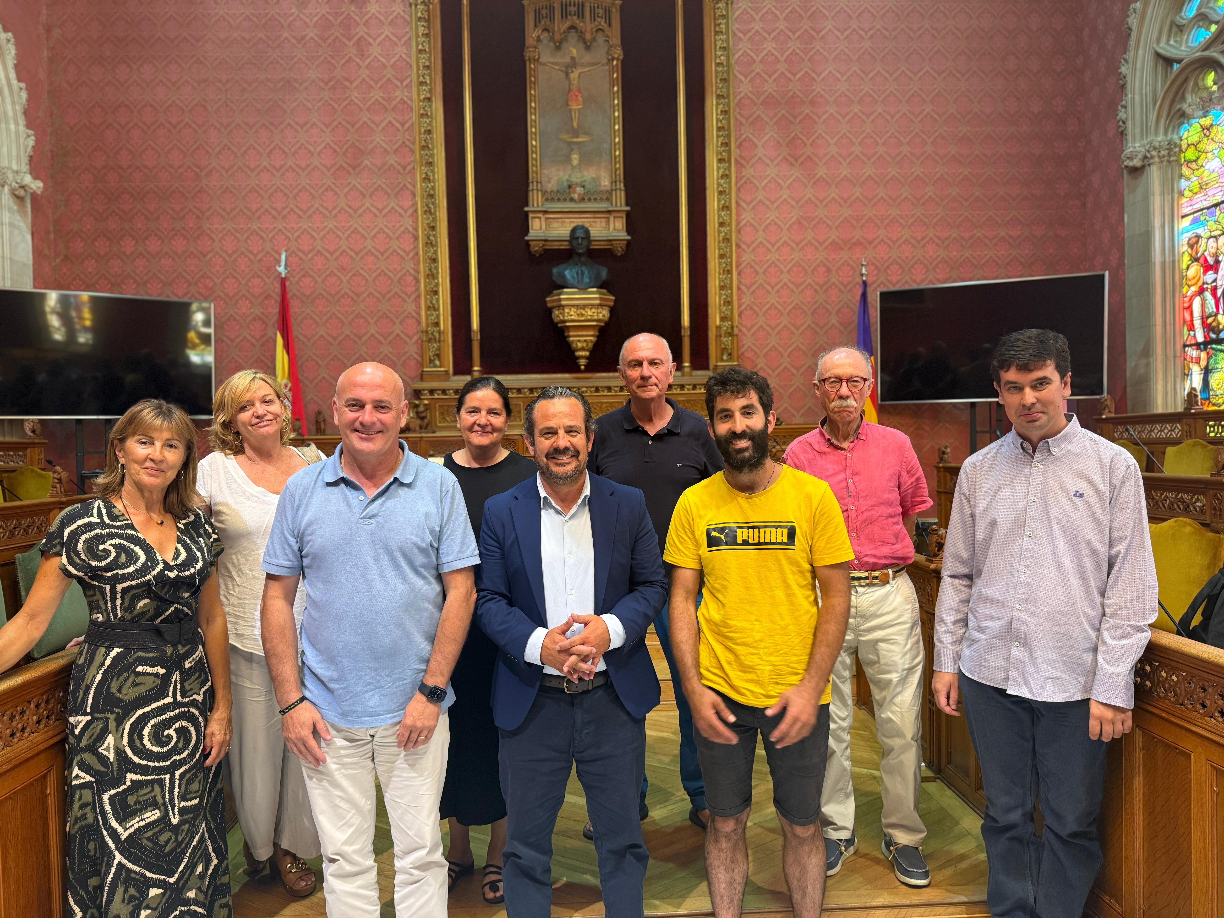 El conseller de Presidència, Antoni Fuster, es reuneix amb els representants de les empreses que ja han aconseguit el Distintiu Serra de Tramuntana.