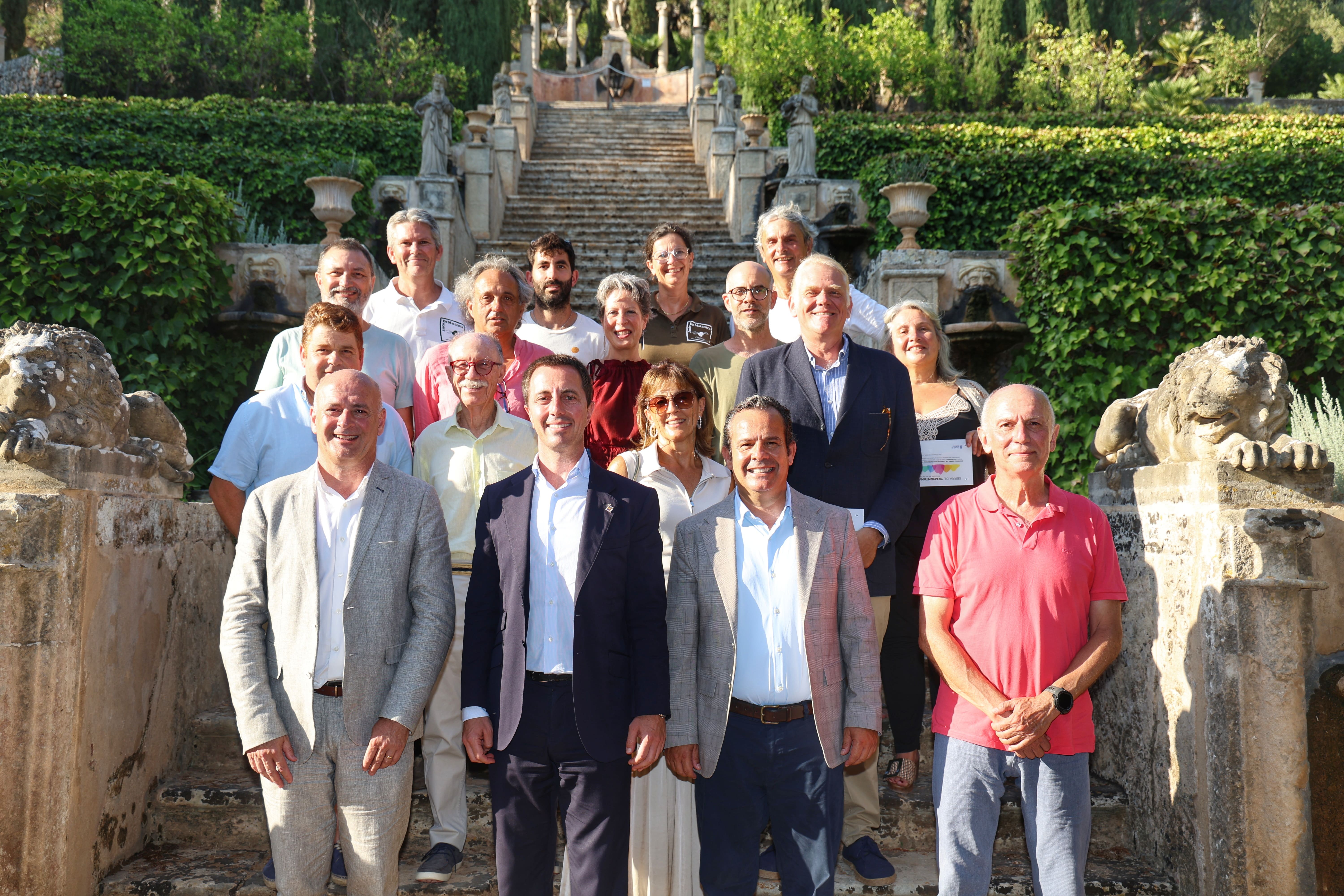 El president del Consell de Mallorca, Llorenç Galmés, amb els representants de les empreses amb Distintiu a Raixa, durant la celebració del XIV aniversari de la declaració de la Serra de Tramuntana com a Patrimoni mundial.